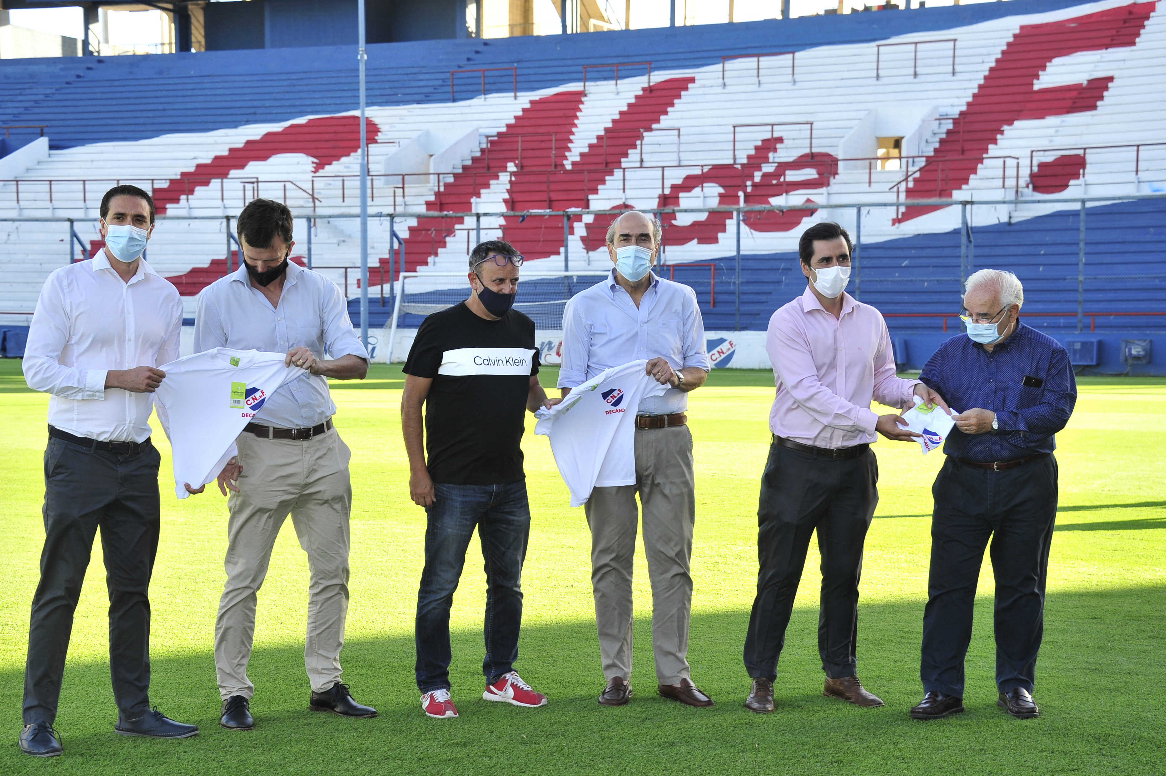 El Club Nacional de Football entregó a beneficiarios del INAU una donación de camisetas