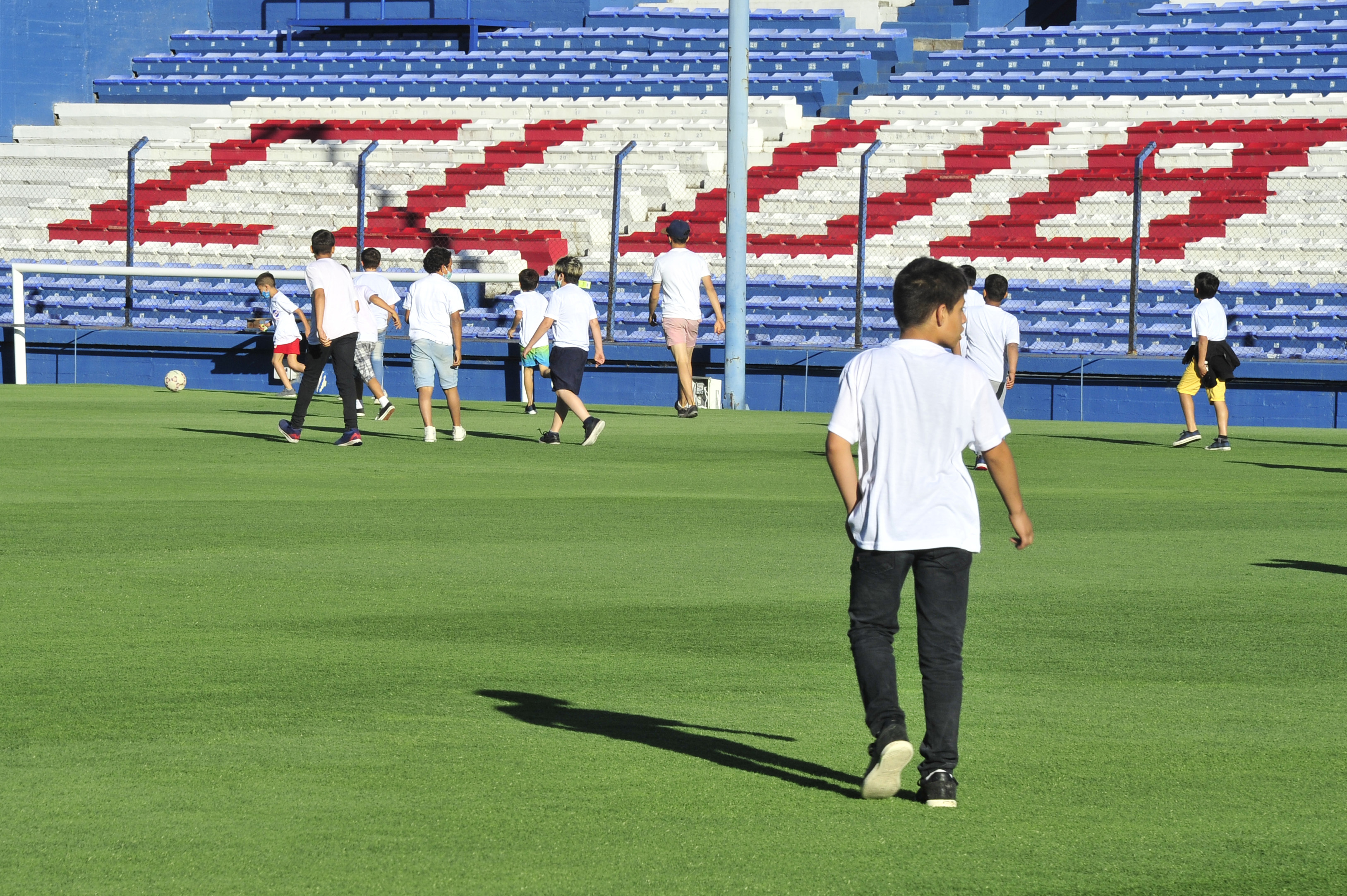 El Club Nacional de Football entregó a beneficiarios del INAU una donación  de camisetas | Uruguay Presidencia