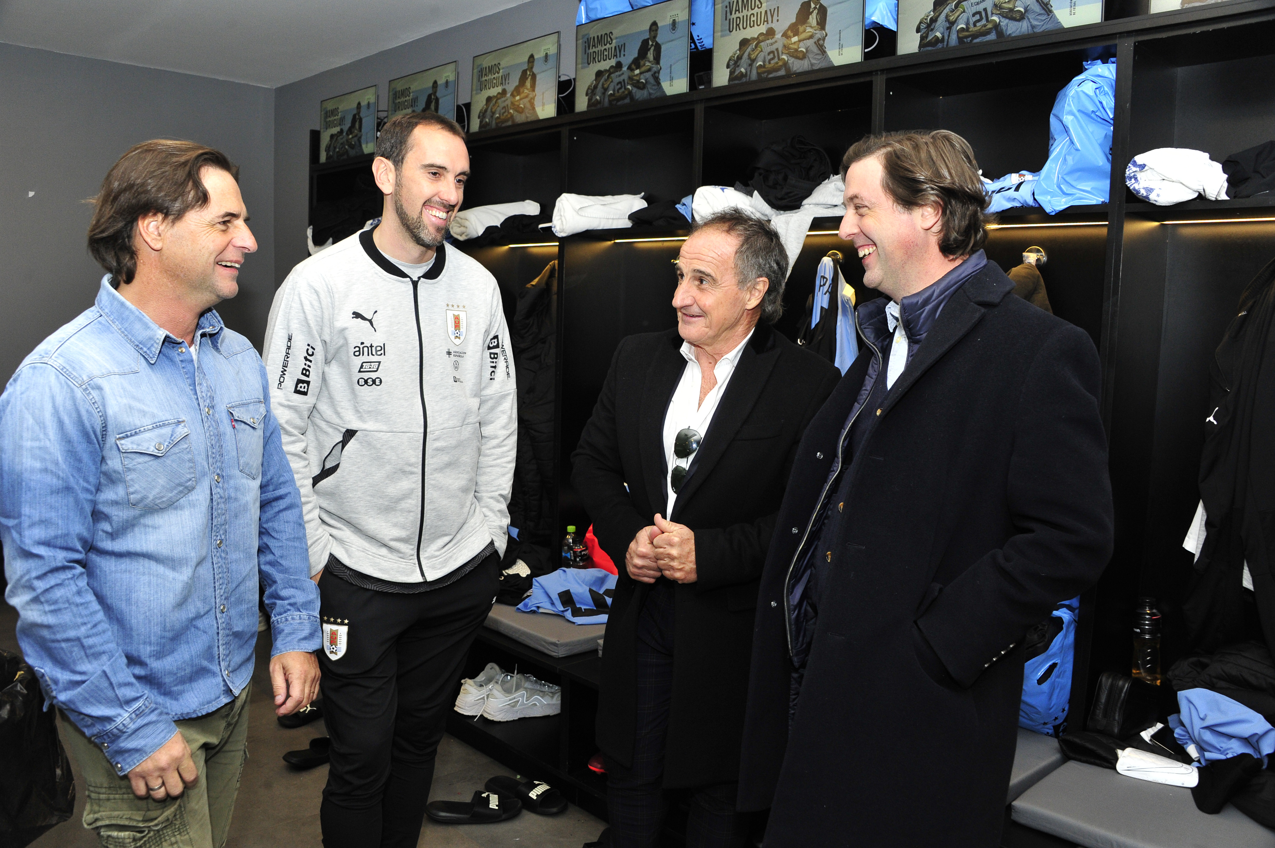 Lacalle Pou entregó el pabellón nacional a la selección uruguaya de fútbol