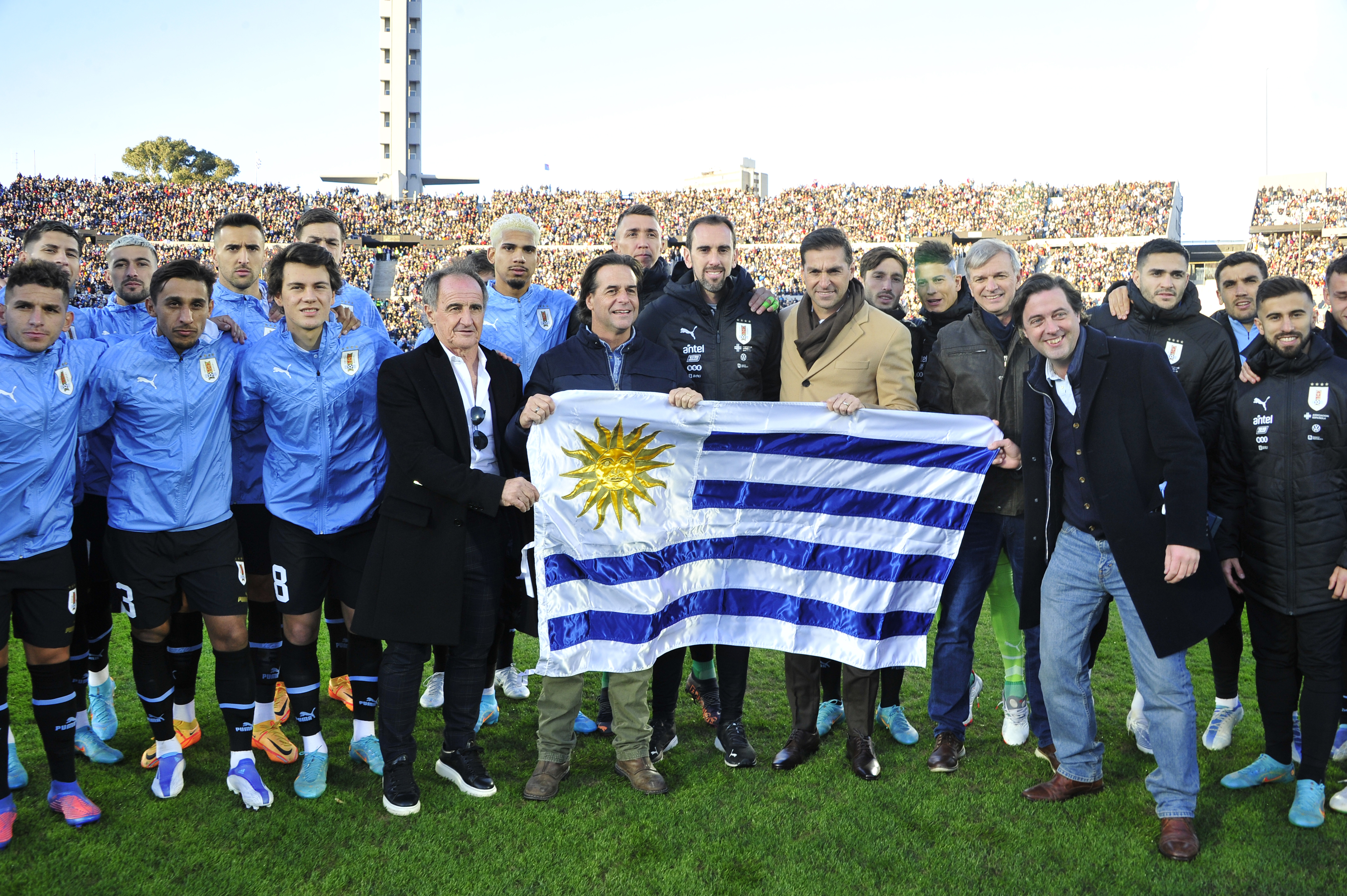 Lacalle Pou entregó el nacional a la de fútbol | Uruguay Presidencia