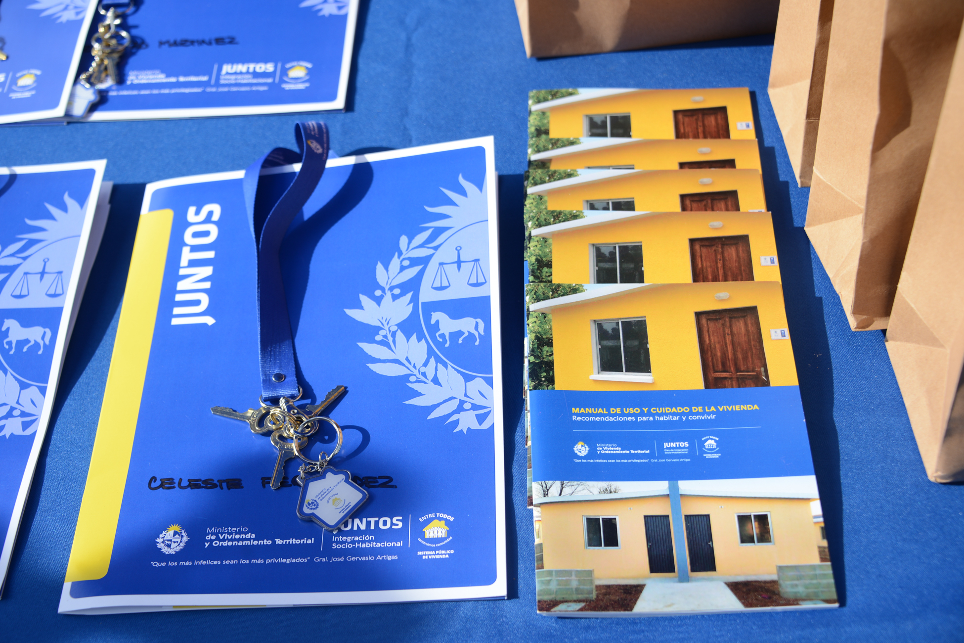 Ministerio de Vivienda entregó soluciones habitacionales en Montevideo