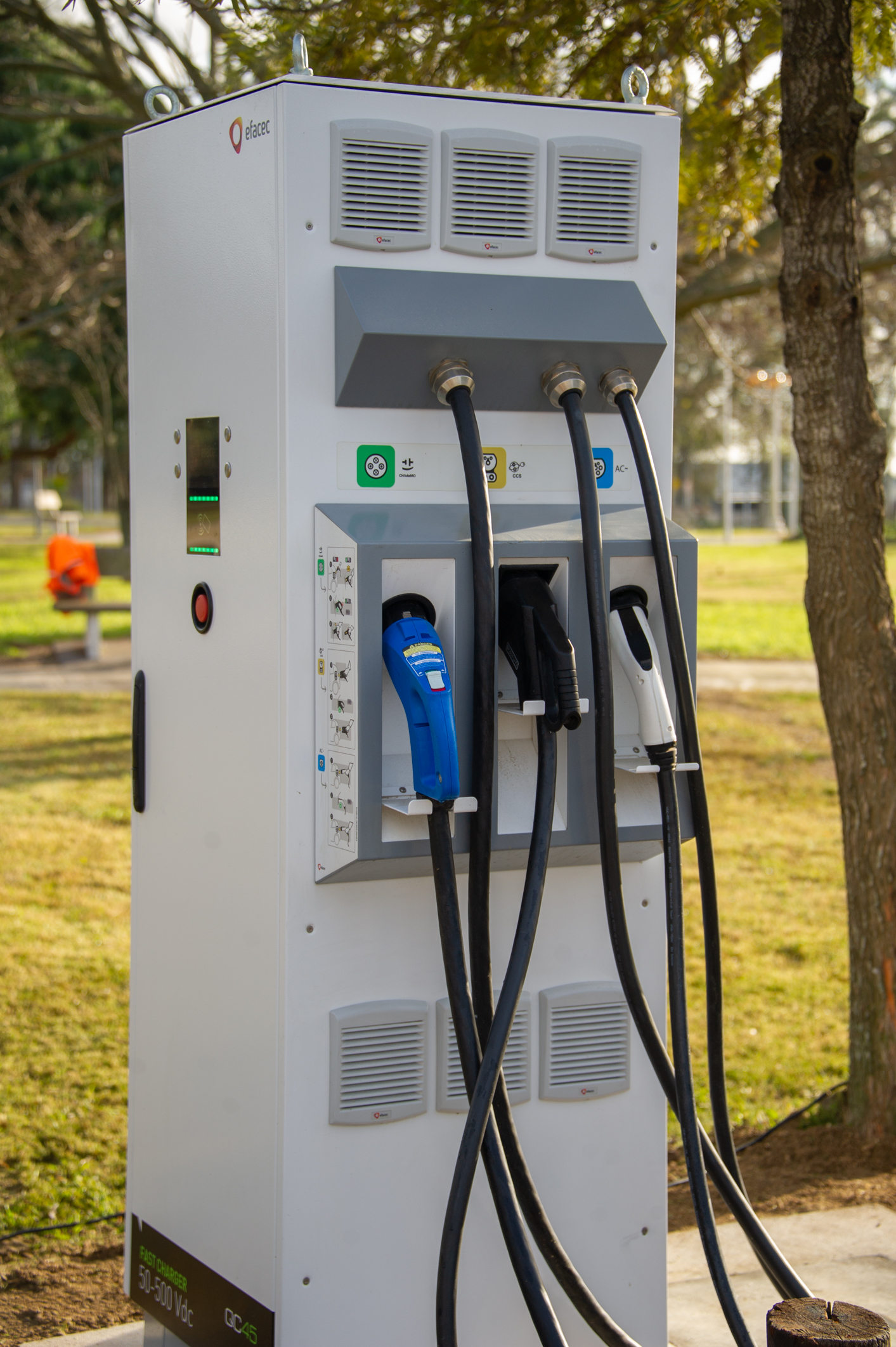 UTE inauguró dos puntos de movilidad eléctrica y firmó acuerdos en el departamento de San José