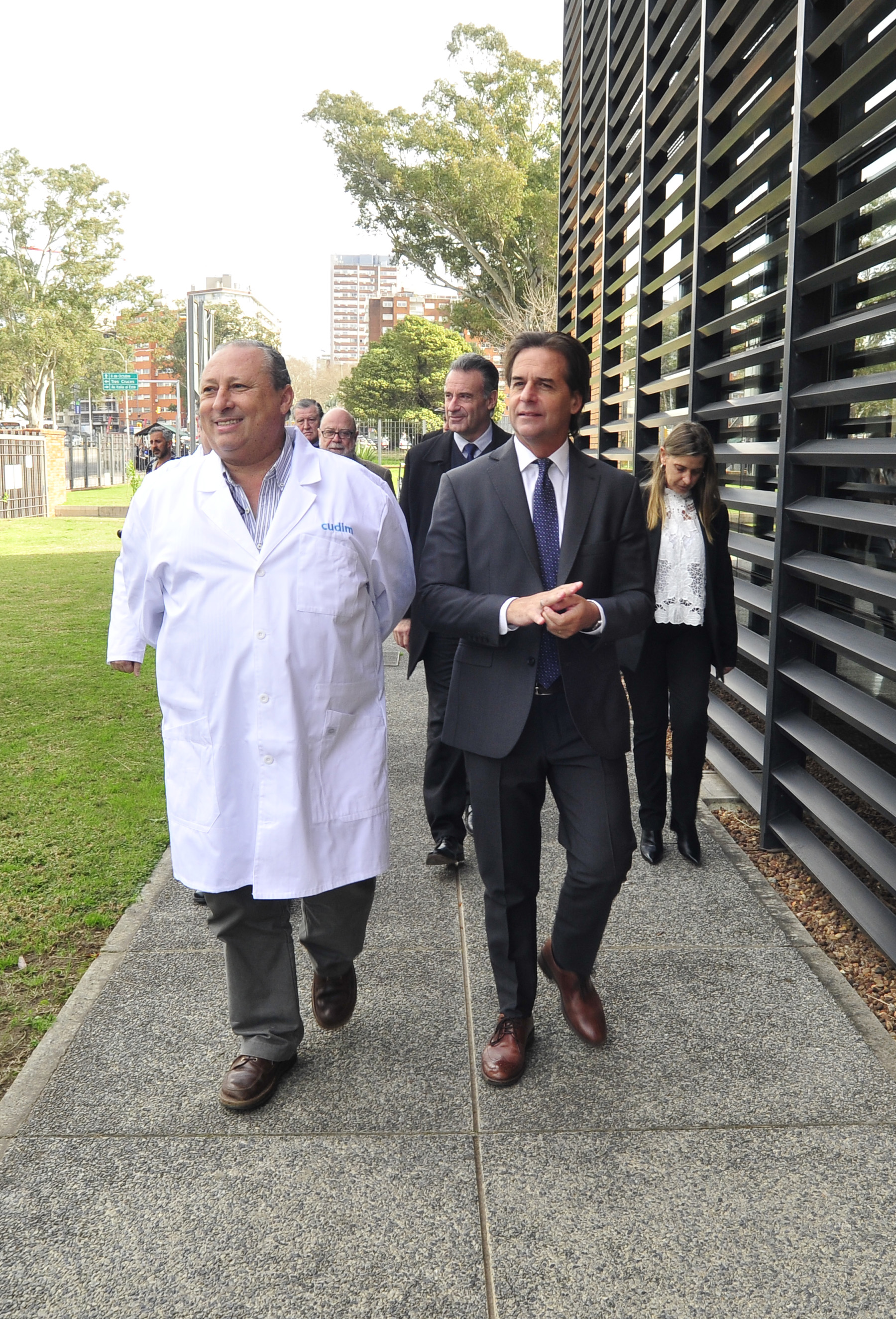 El presidente Lacalle Pou visitó el Centro Uruguayo de Imagenología Molecular (Cudim)