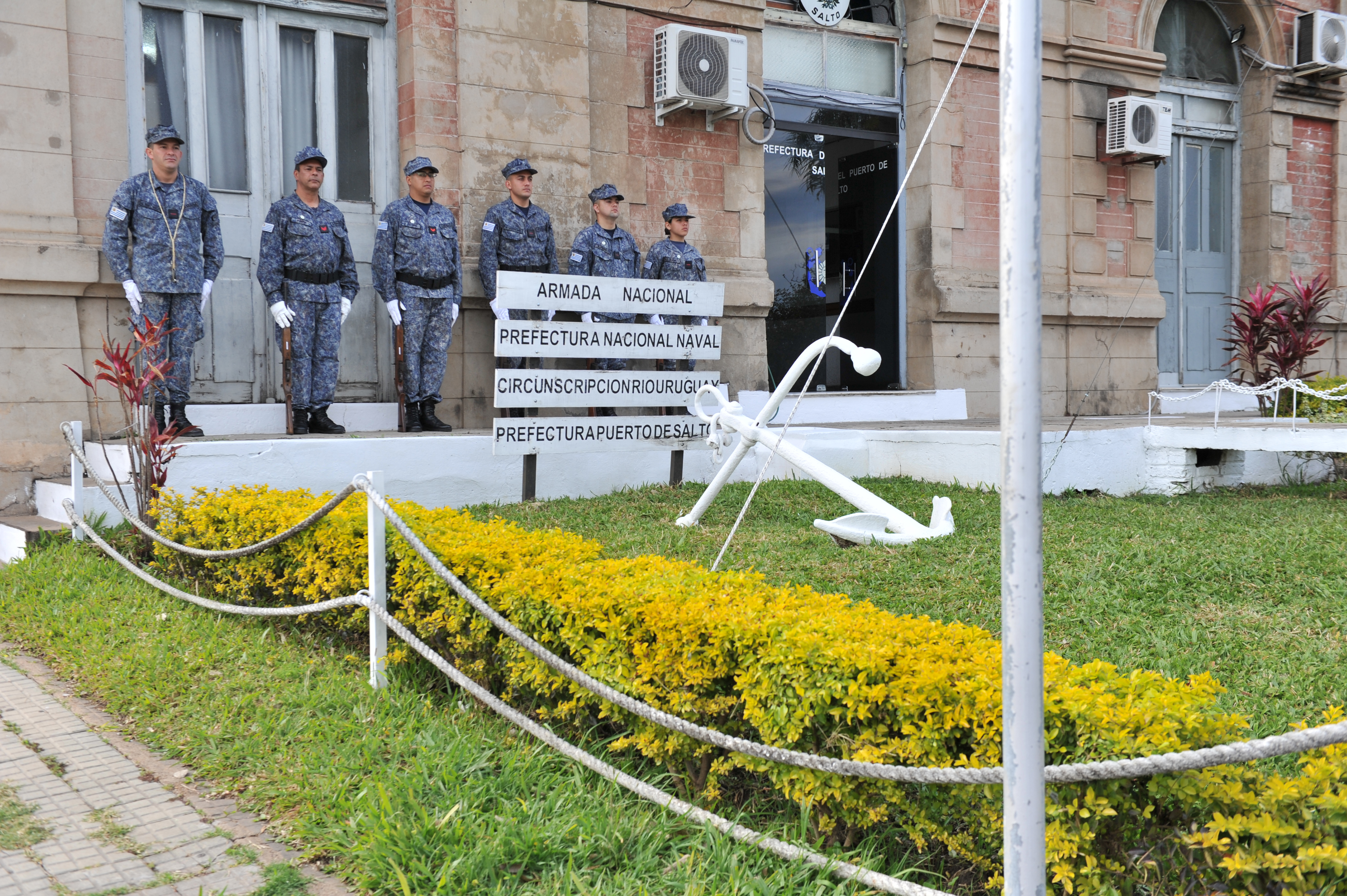 García observó en Salto despliegue de efectivos del Ejército, Armada Nacional y Fuerza Aérea que patrullan río Uruguay