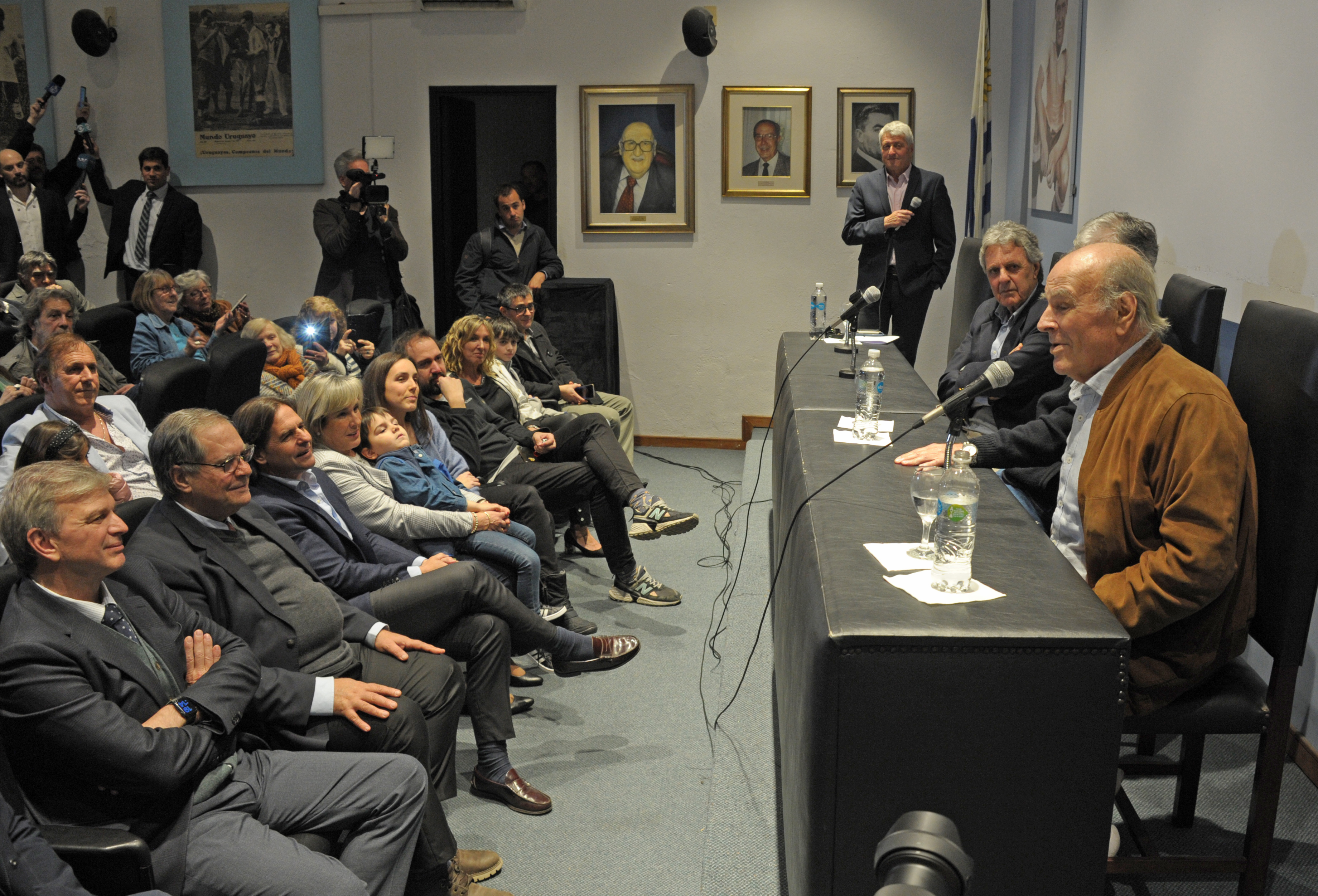 Presidente Lacalle Pou visitó exposición en el Museo del Fútbol