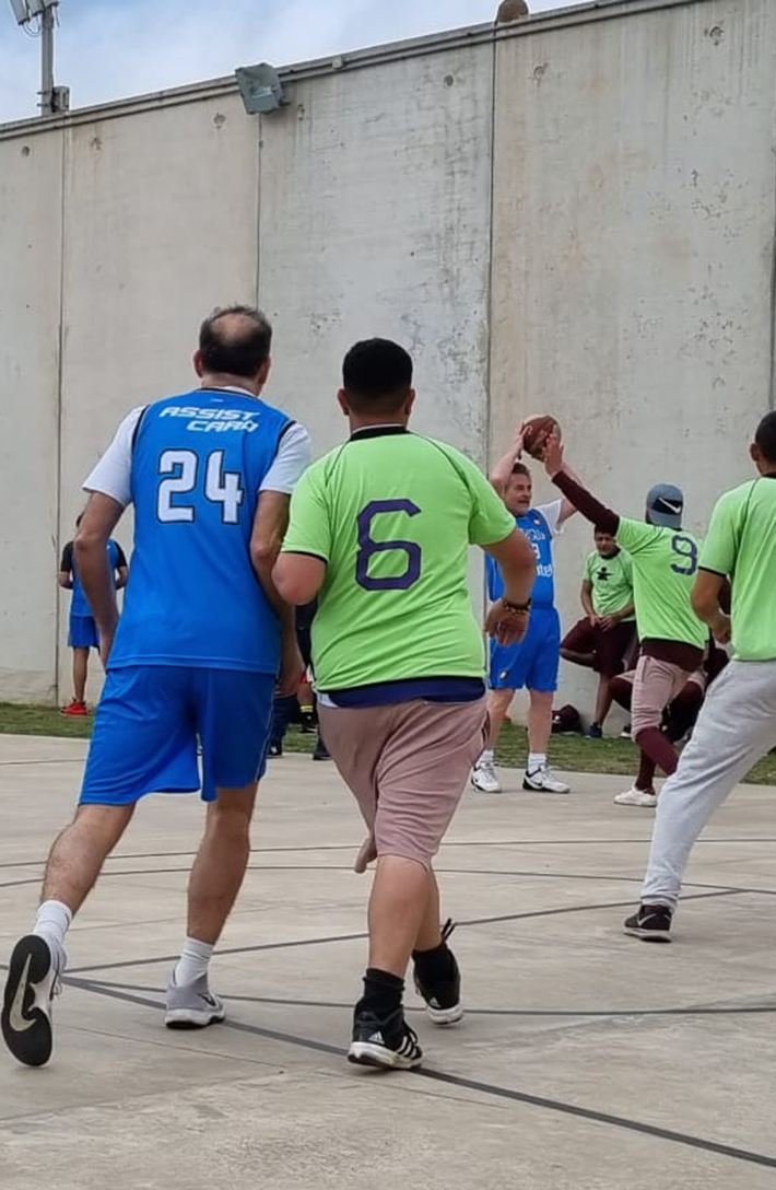 Partido de básquetbol entre un equipo de personas privadas de libertad y la Unión de Veteranos de Básquetbol de Uruguay