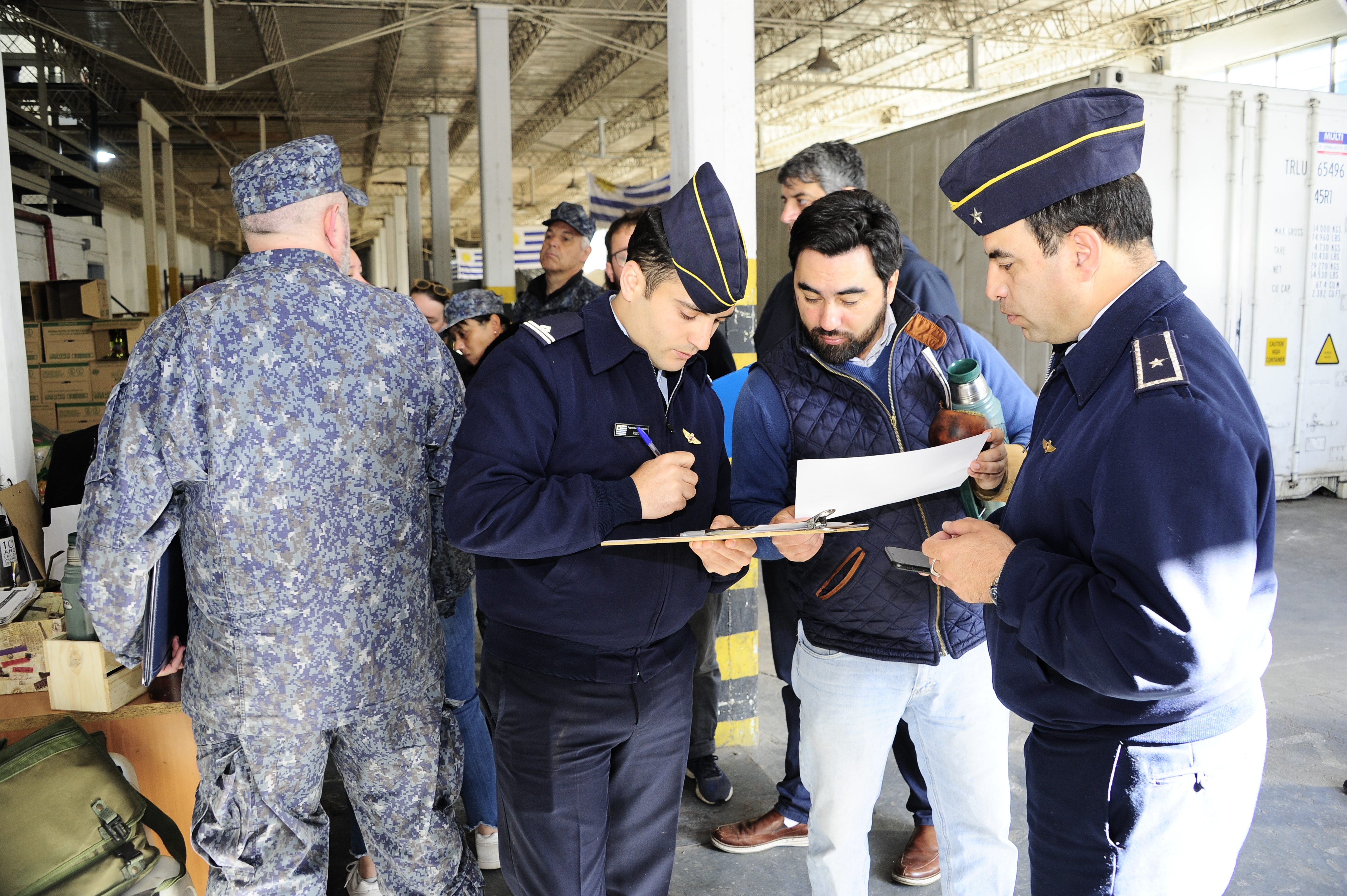 Javier García y Martín Lema concurrieron al centro de acopio de Uruguay Adelante