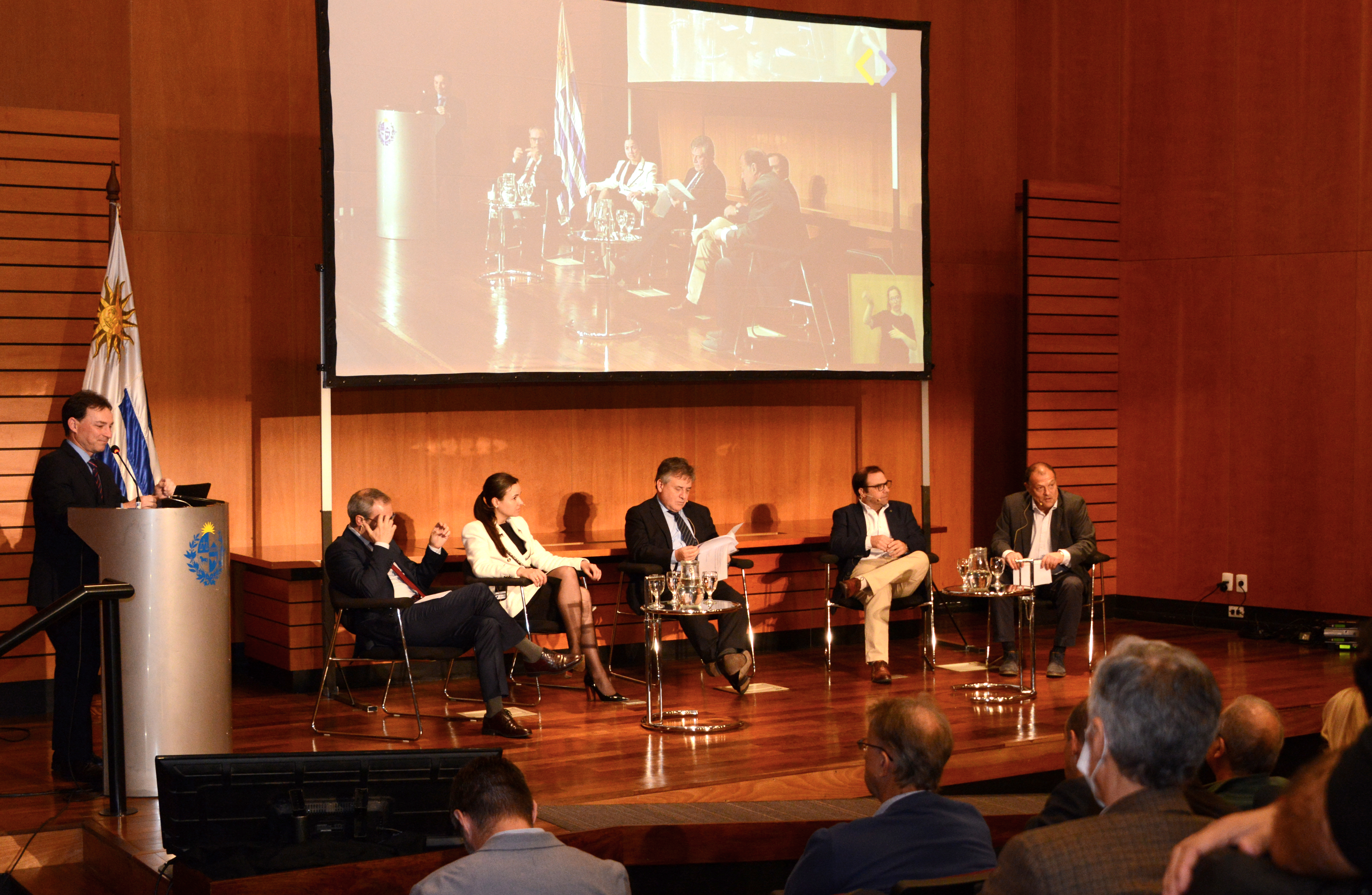 Imágenes de las exposiciones sobre el rol del gobierno en la Transformación Digital