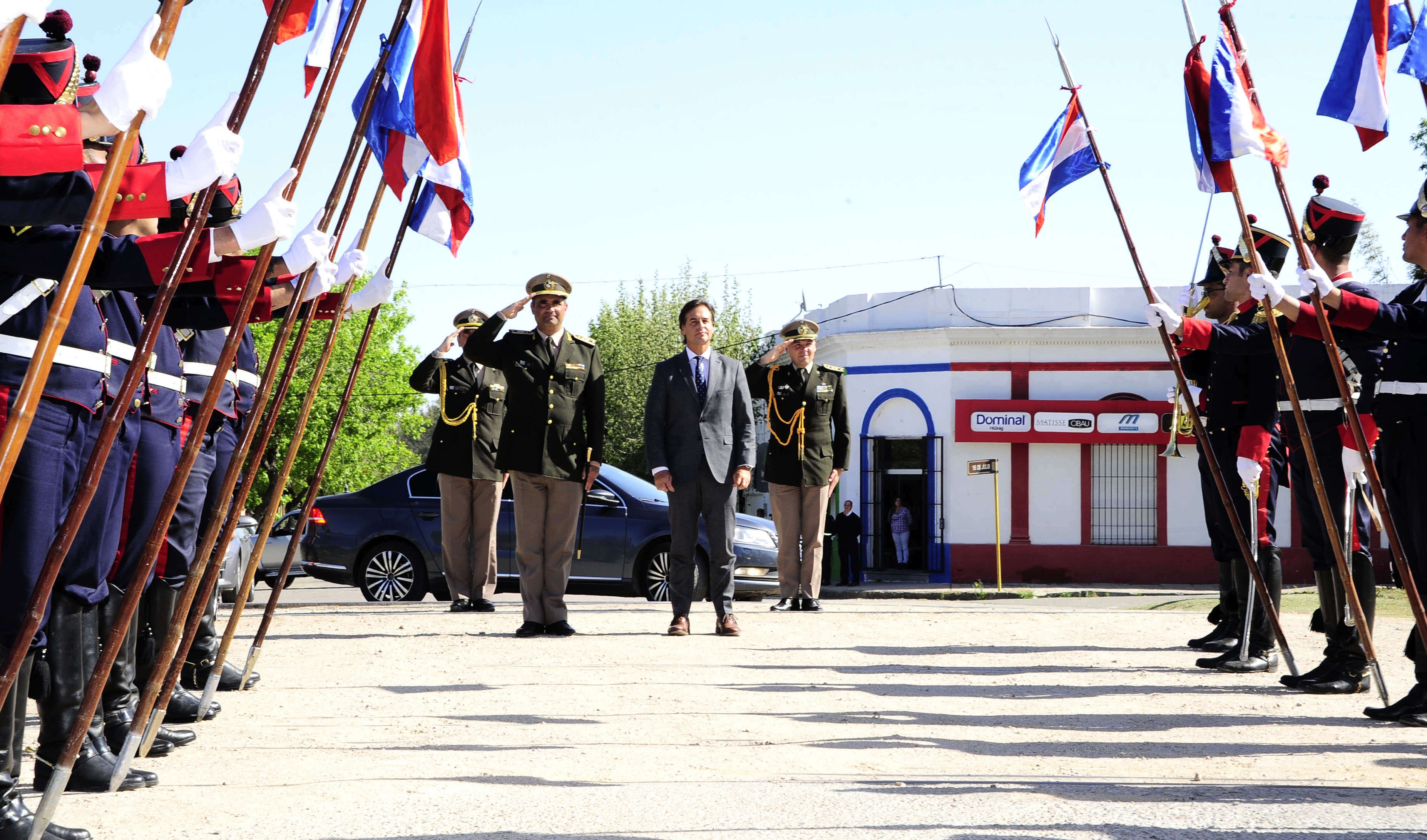 Imágenes de Luis Lacalle Pou participó en actividades conmemorativas del 197.° aniversario de la Batalla de Sarandí