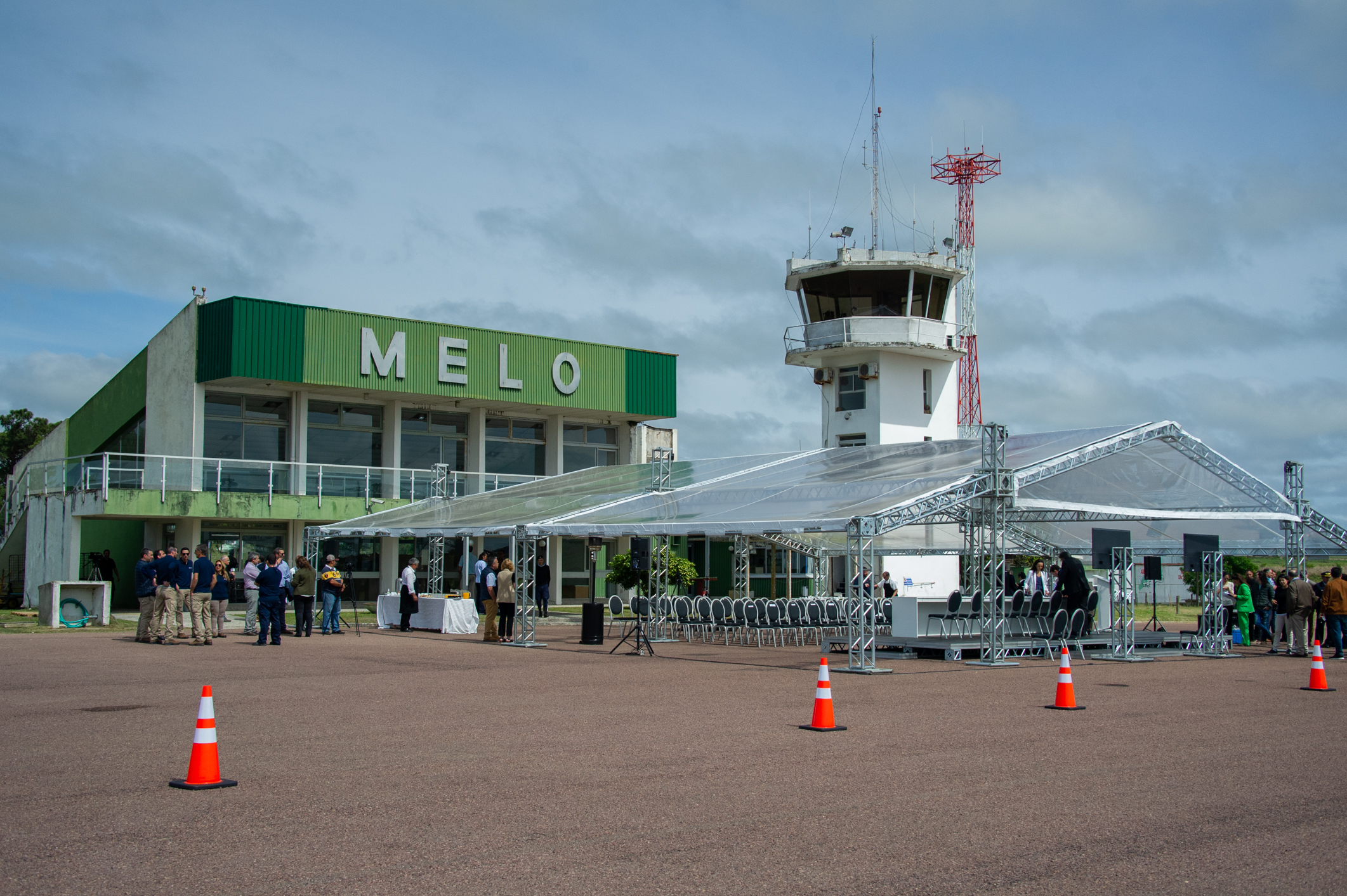 Imágenes de traspaso de la gestión del aeropuerto de Melo a Aeropuertos Uruguay