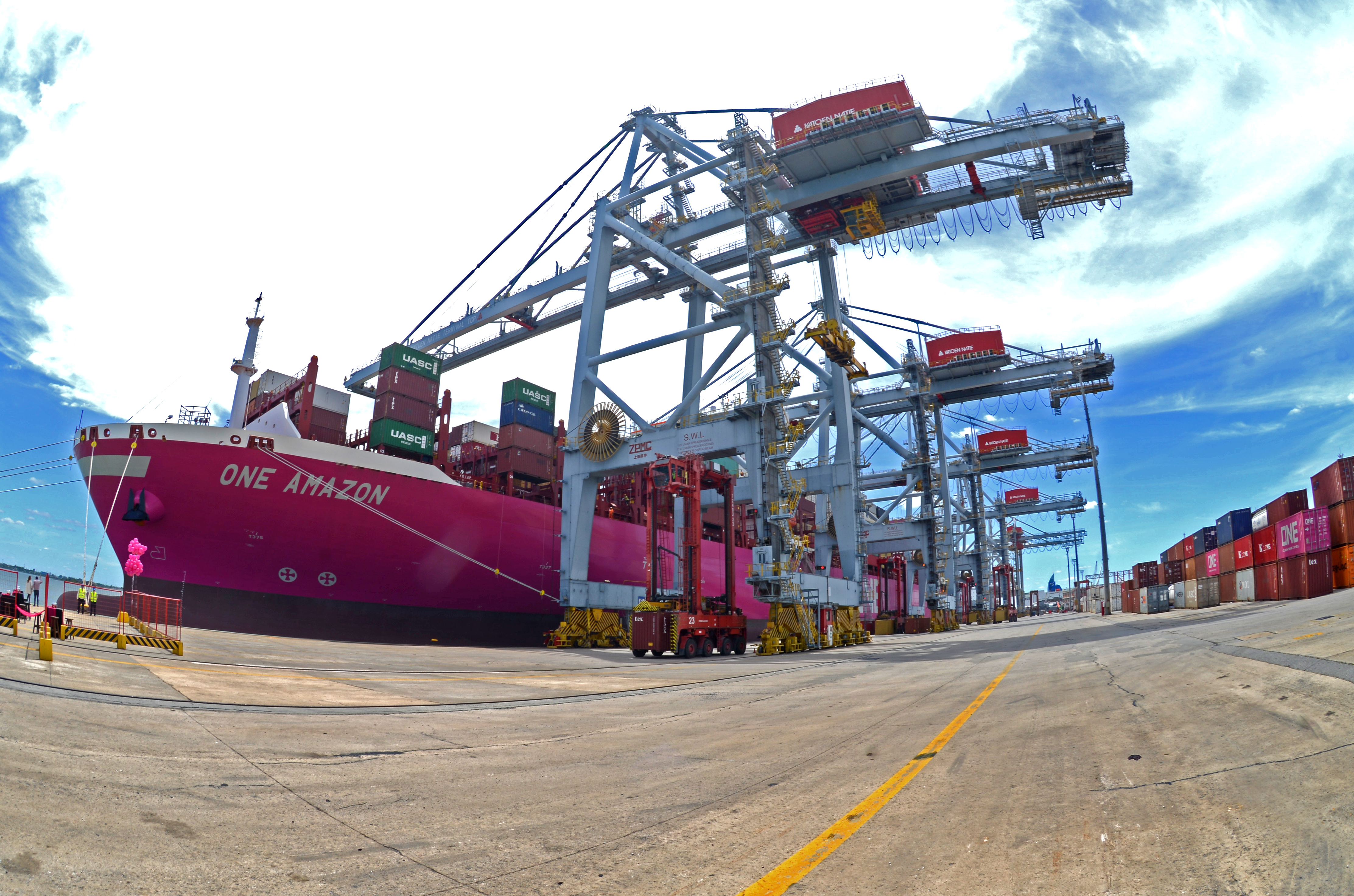 Imágenes de llegada al puerto de Montevideo del buque Amazon, de la naviera ONE