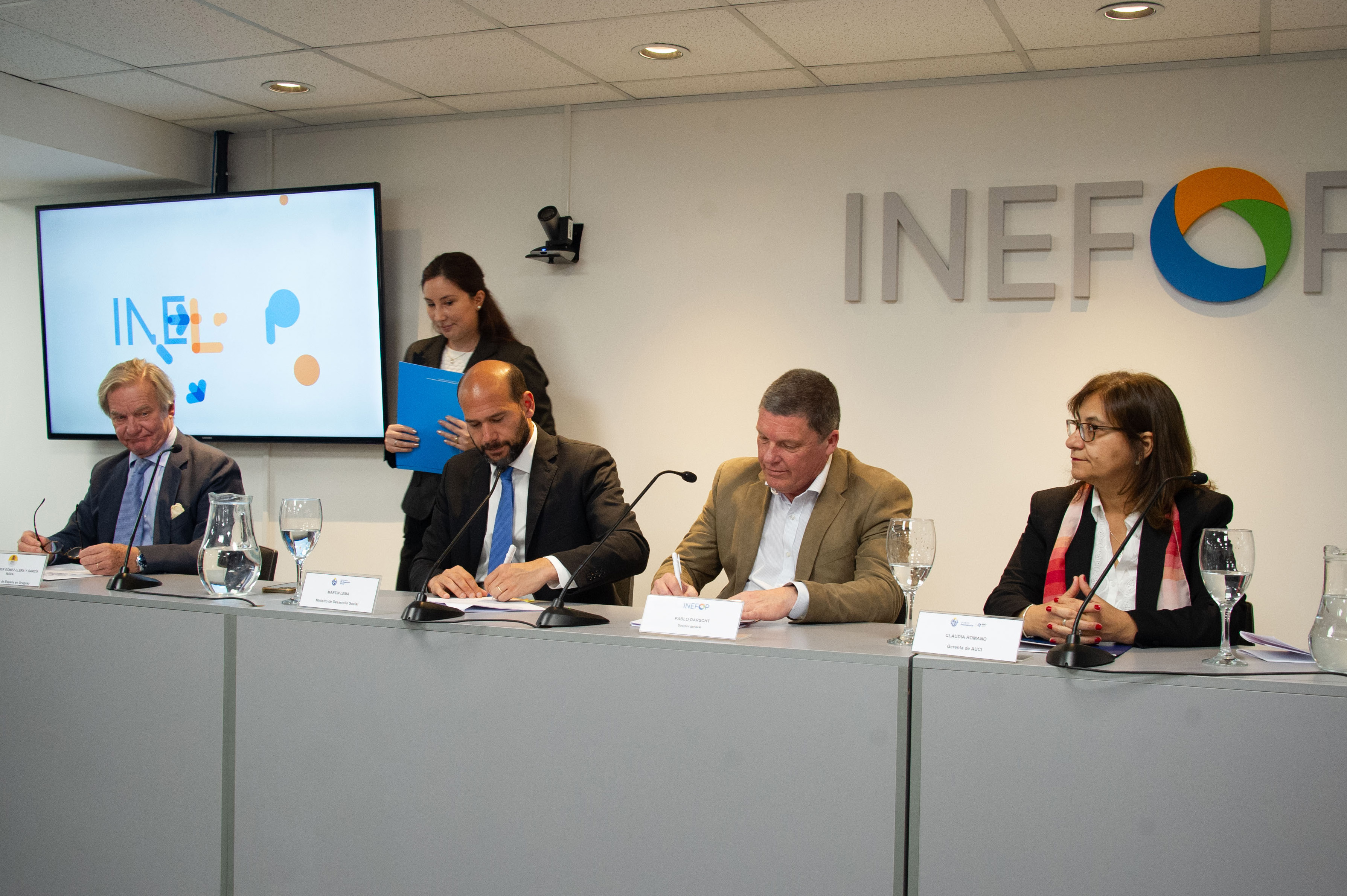 Imágenes de firma de convenio referido a Plan Nacional de Equidad Racial y Afrodescendencia