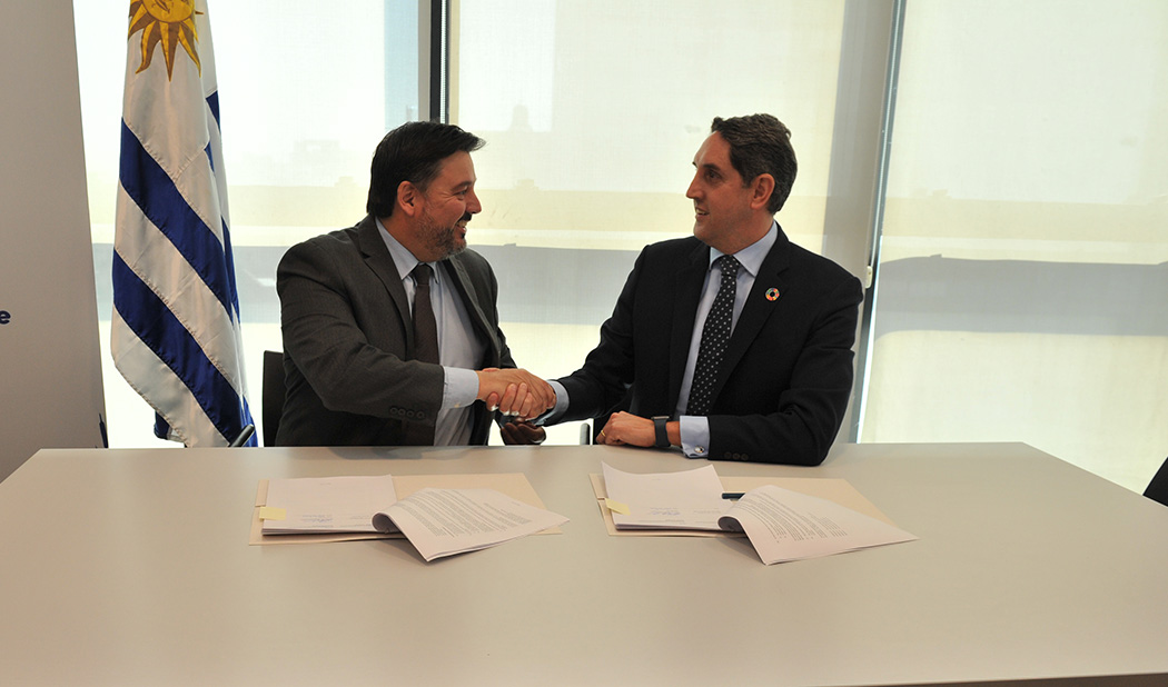 Imágenes de la firma de un acuerdo entre Ministerio de Ambiente y Naciones Unidas