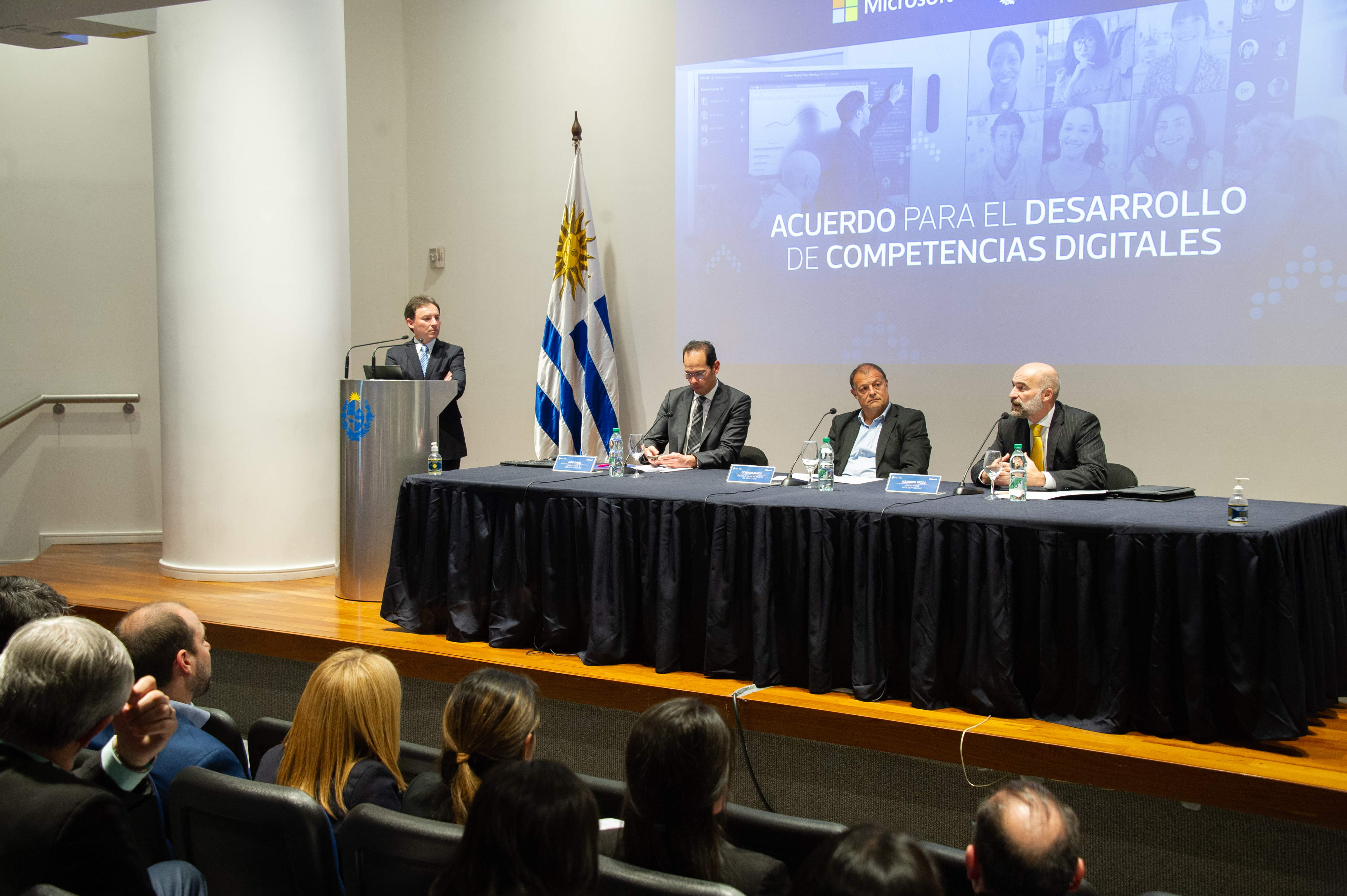 Imágenes de convenio entre Microsoft y el Gobierno uruguayo