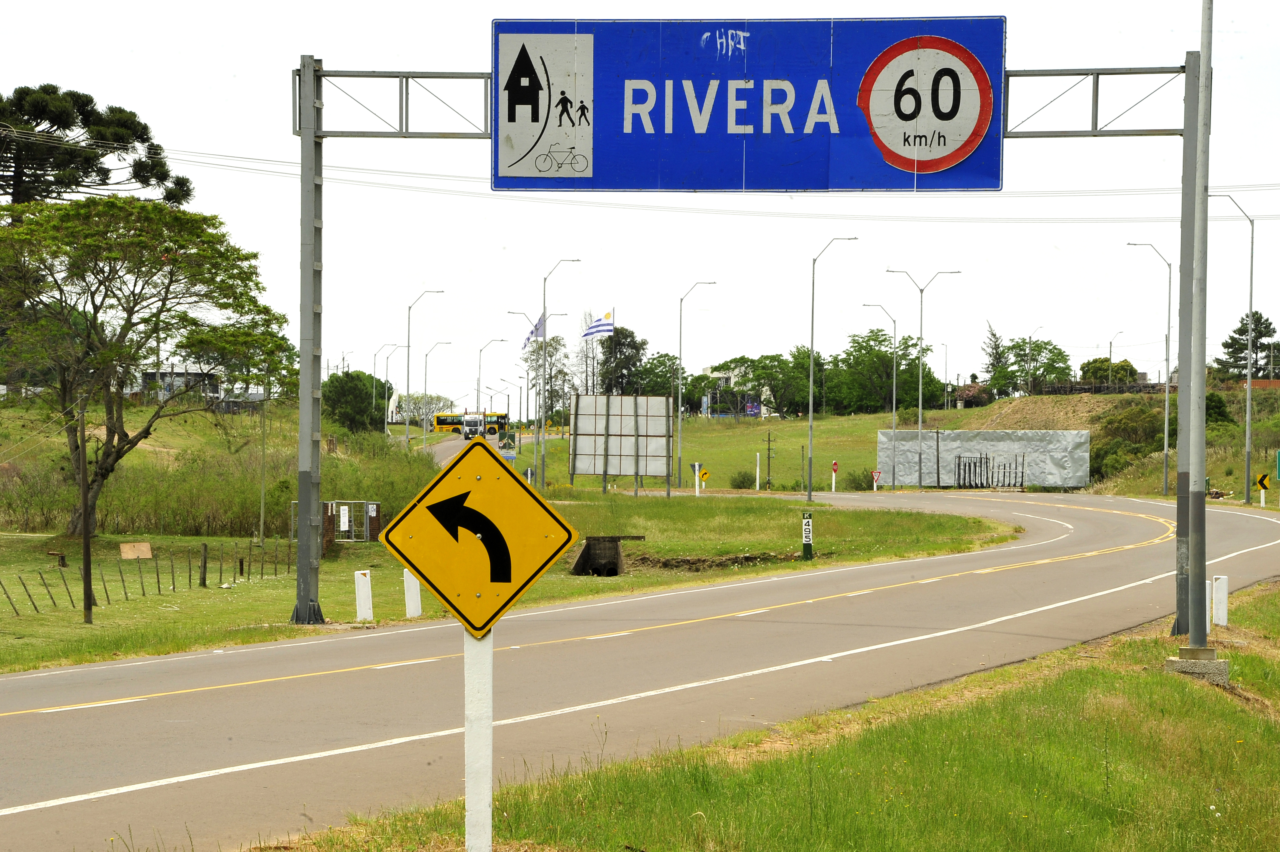 Firma de convenio entre el MTOP y el colegio Juan Pablo II en Rivera