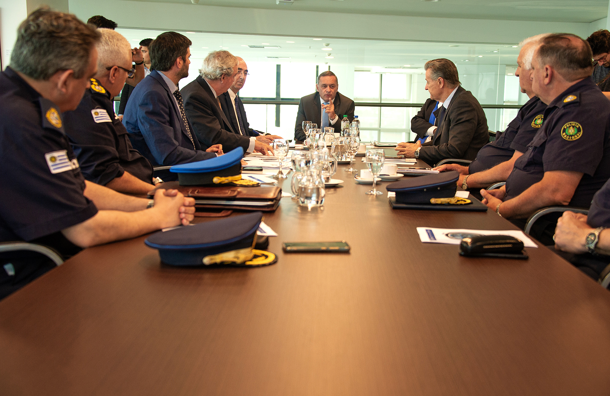 Imágenes de reunión entre secretario de Presidencia, ministro del Interior y otras autoridades