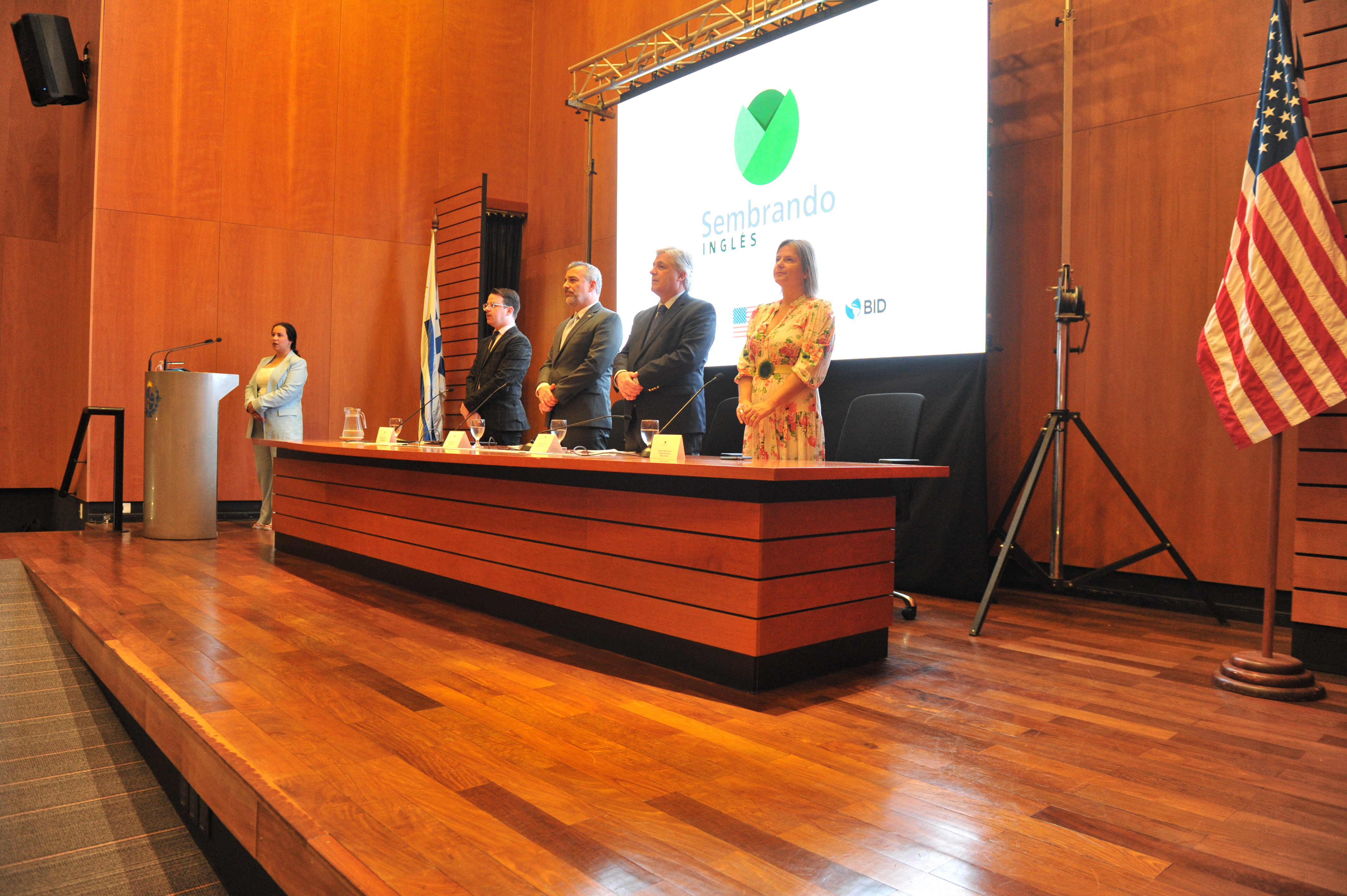 Programa Sembrando entregó diplomas a participantes del curso de inglés comercial