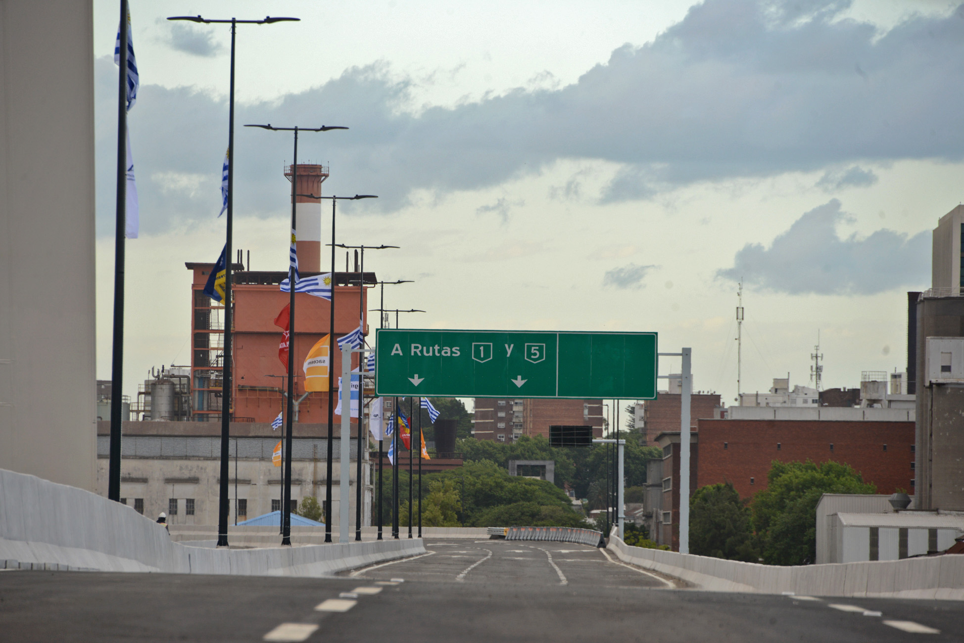 Presidente Luis Lacalle Pou en inauguración de viaducto en la rambla portuaria de Montevideo