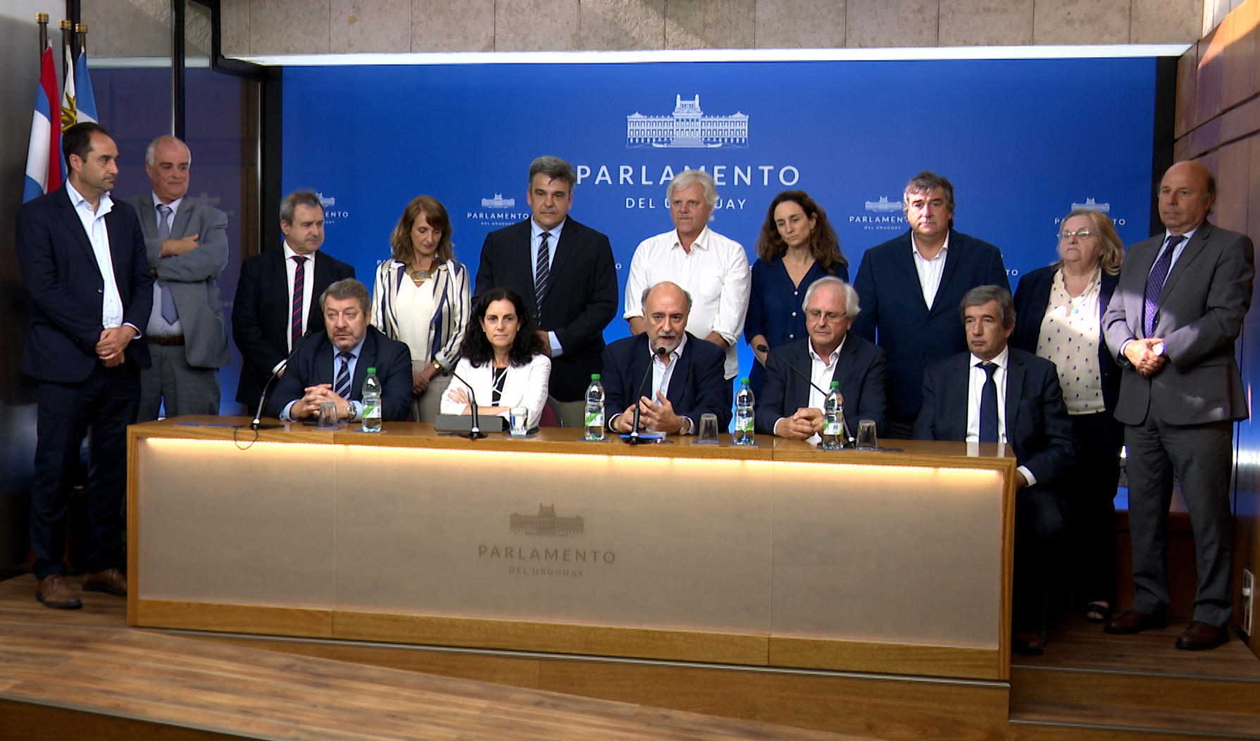 Imágenes de conferencia de prensa de autoridades referente a creación de sistema previsional común