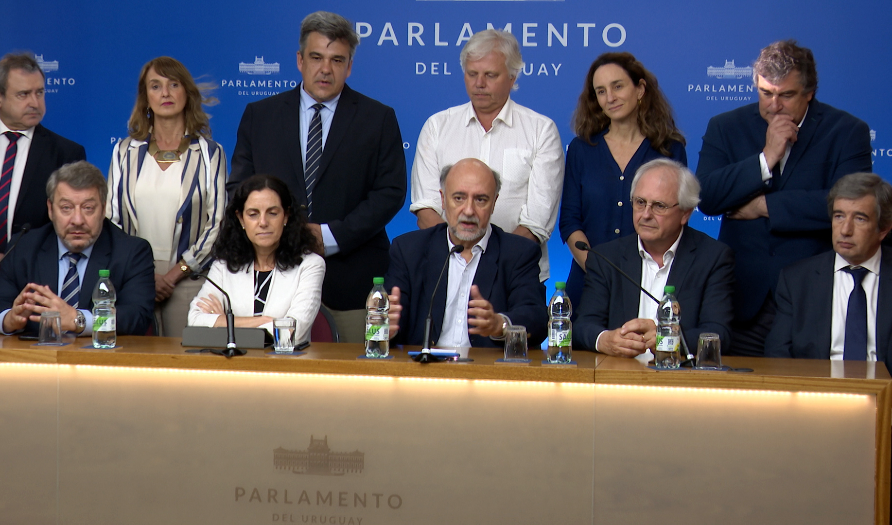 Imágenes de conferencia de prensa de autoridades referente a creación de sistema previsional común