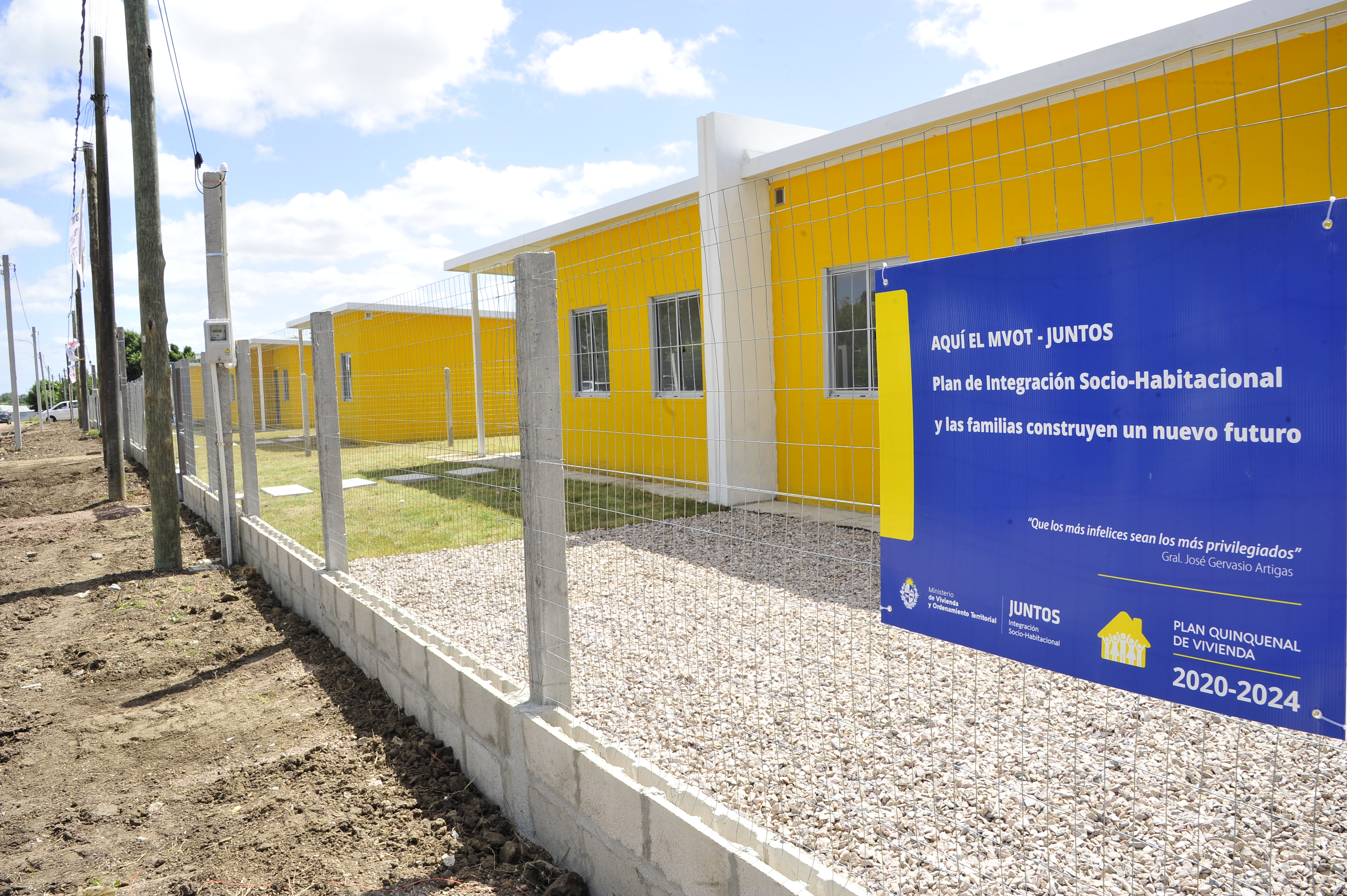 Imágenes de entrega de viviendas en Montevideo y Canelones