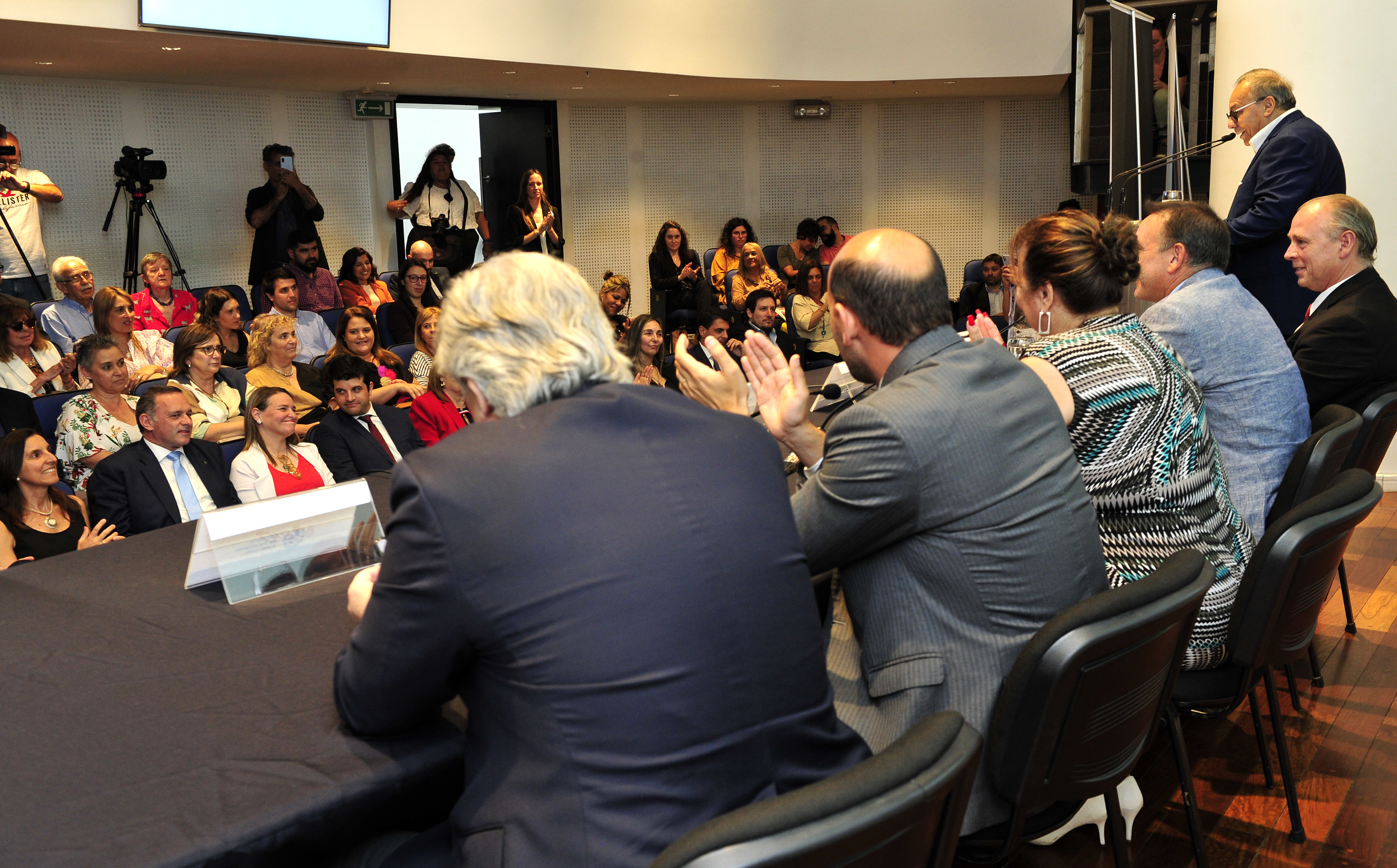 Imágenes de firma de convenio entre Vivienda y Desarrollo Social