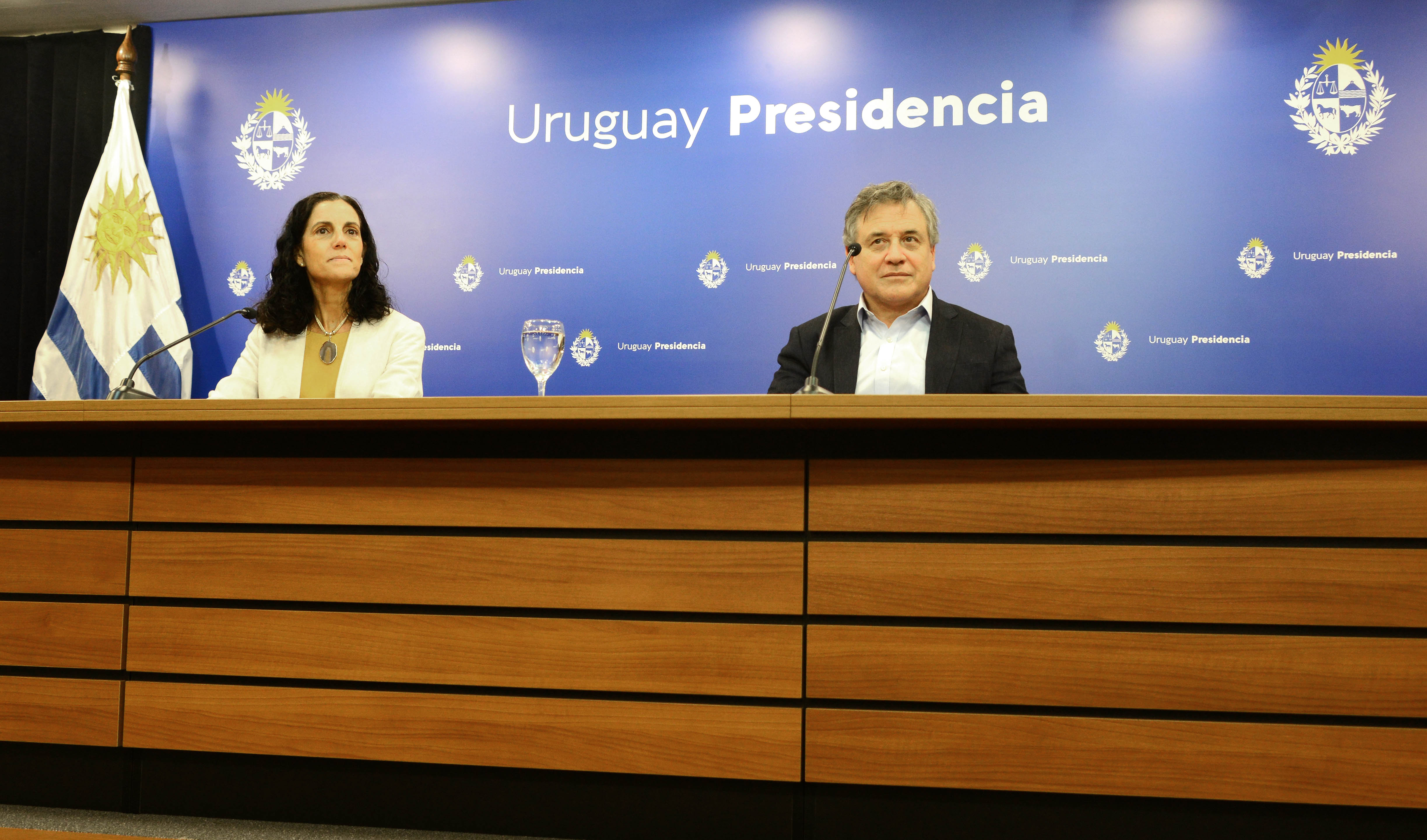 Imágenes de conferencia de prensa de los ministerios de Economía e Industria