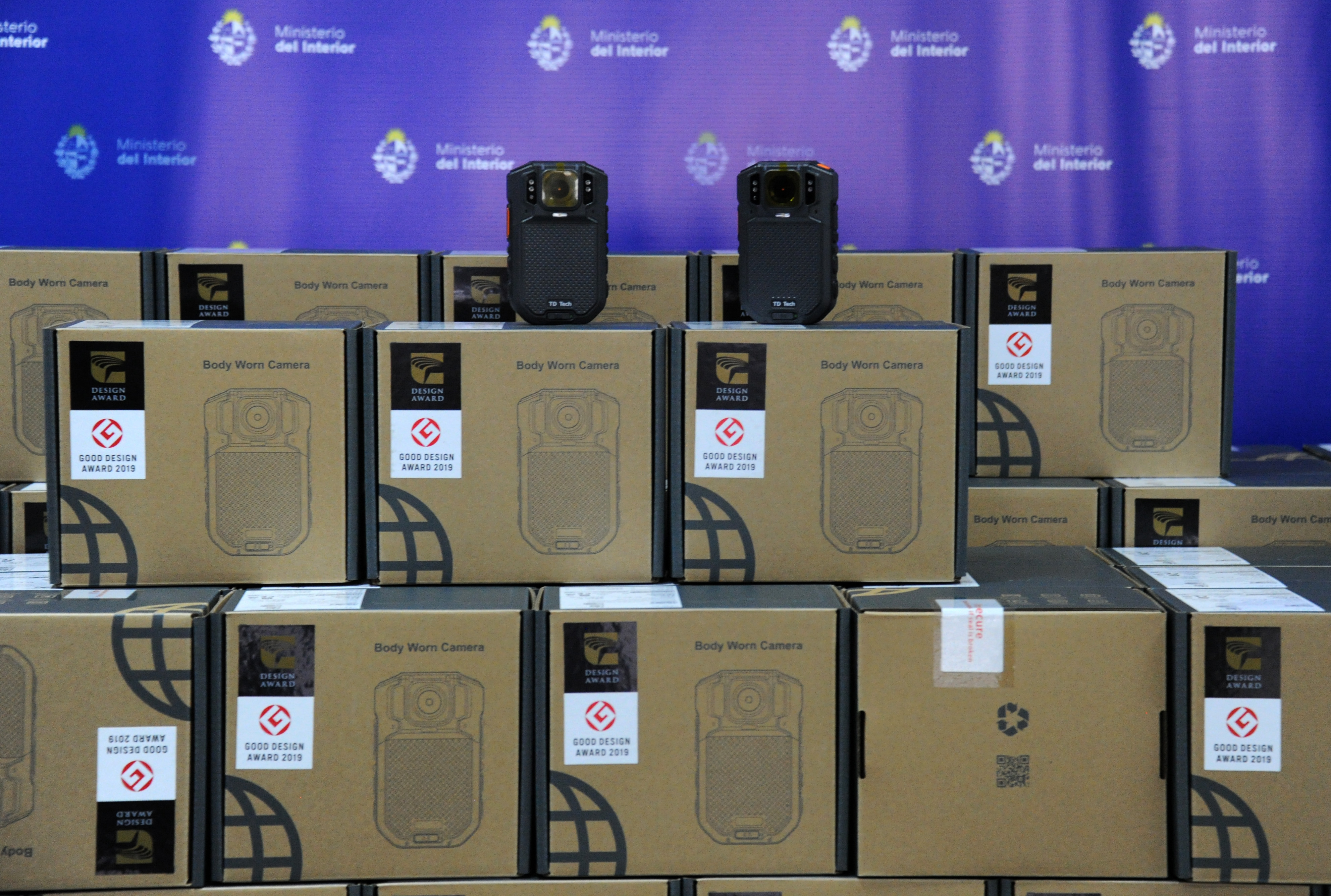 Imágenes de la entrega de material para efectivos del Ministerio del Interior