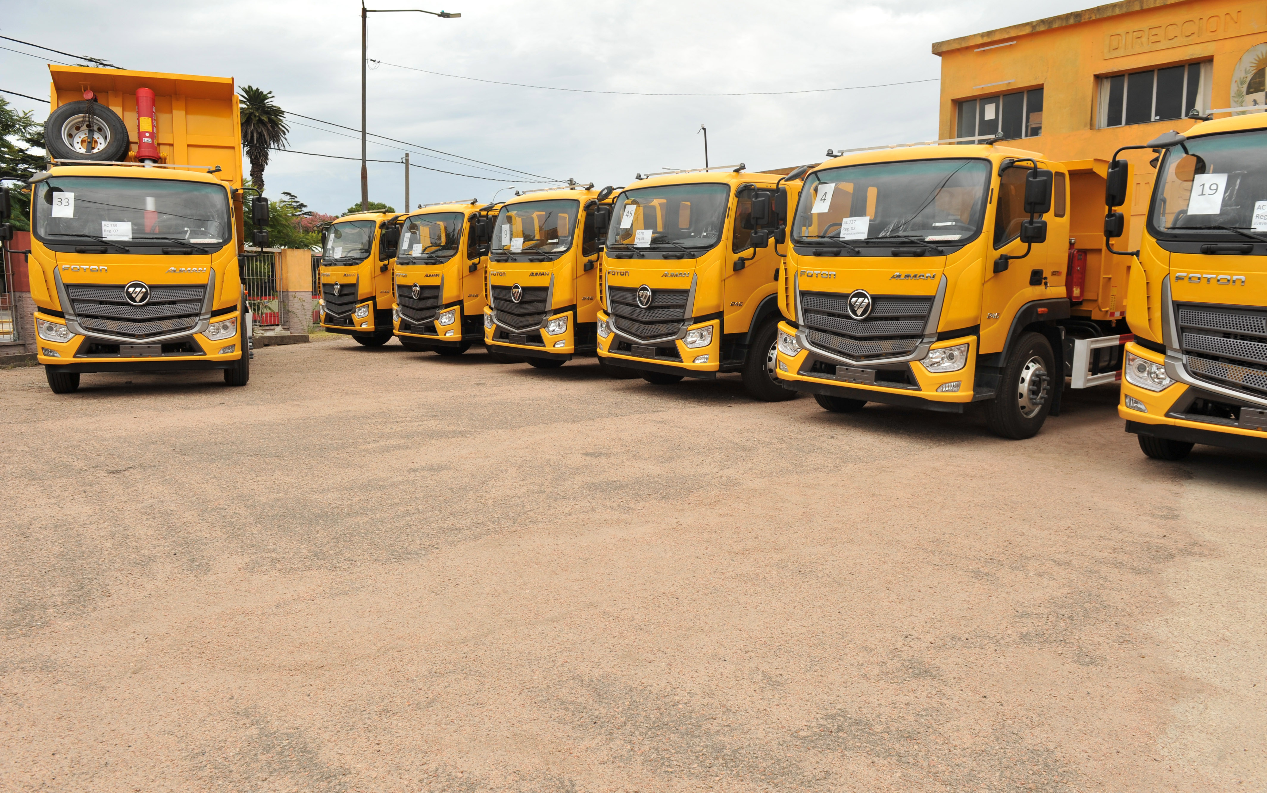 Imágenes de la incorporación de 45 camiones a la Dirección de Vialidad del Ministerio Transporte