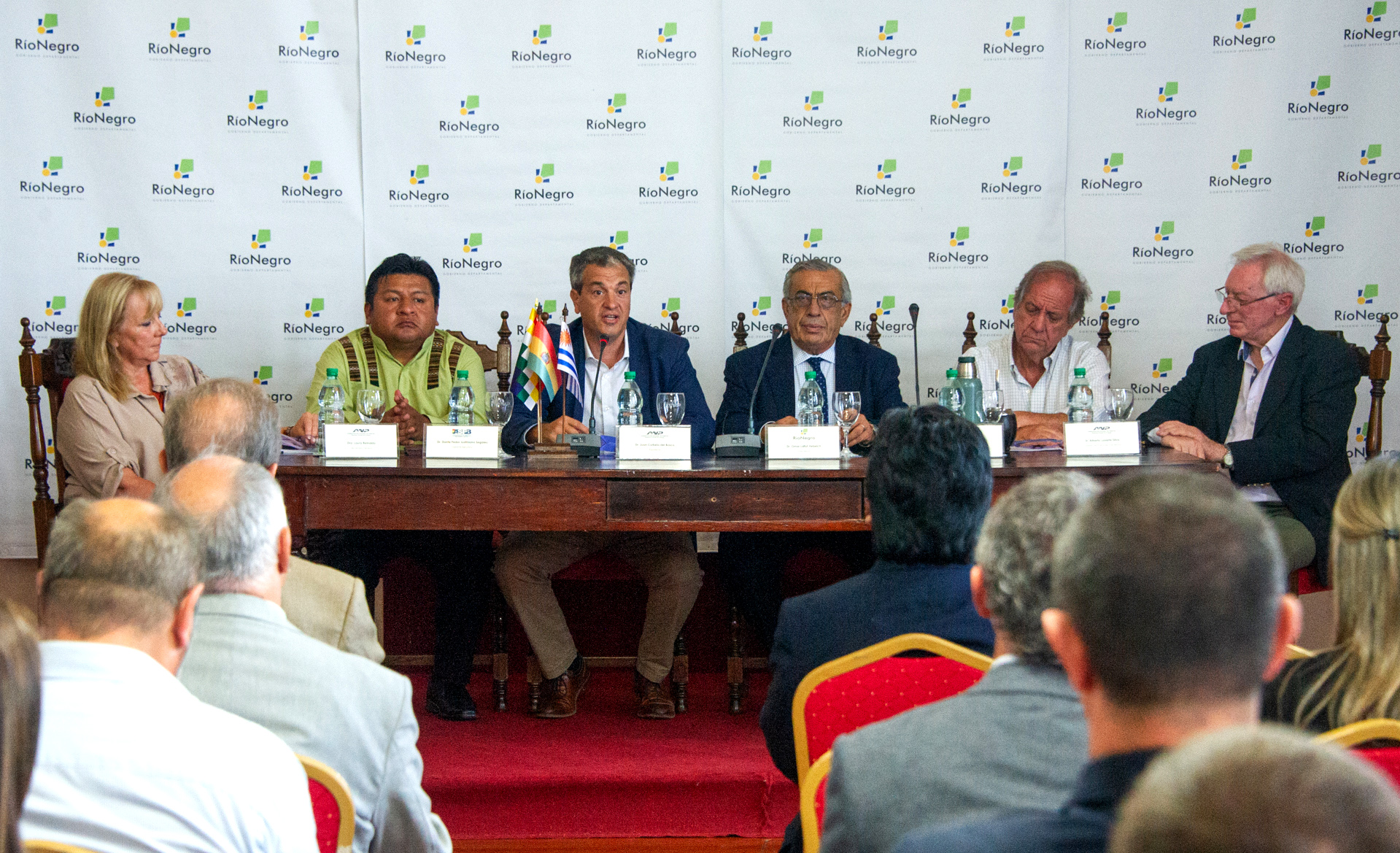 Imágenes de la firma de un acuerdo relacionado con la hidrovía