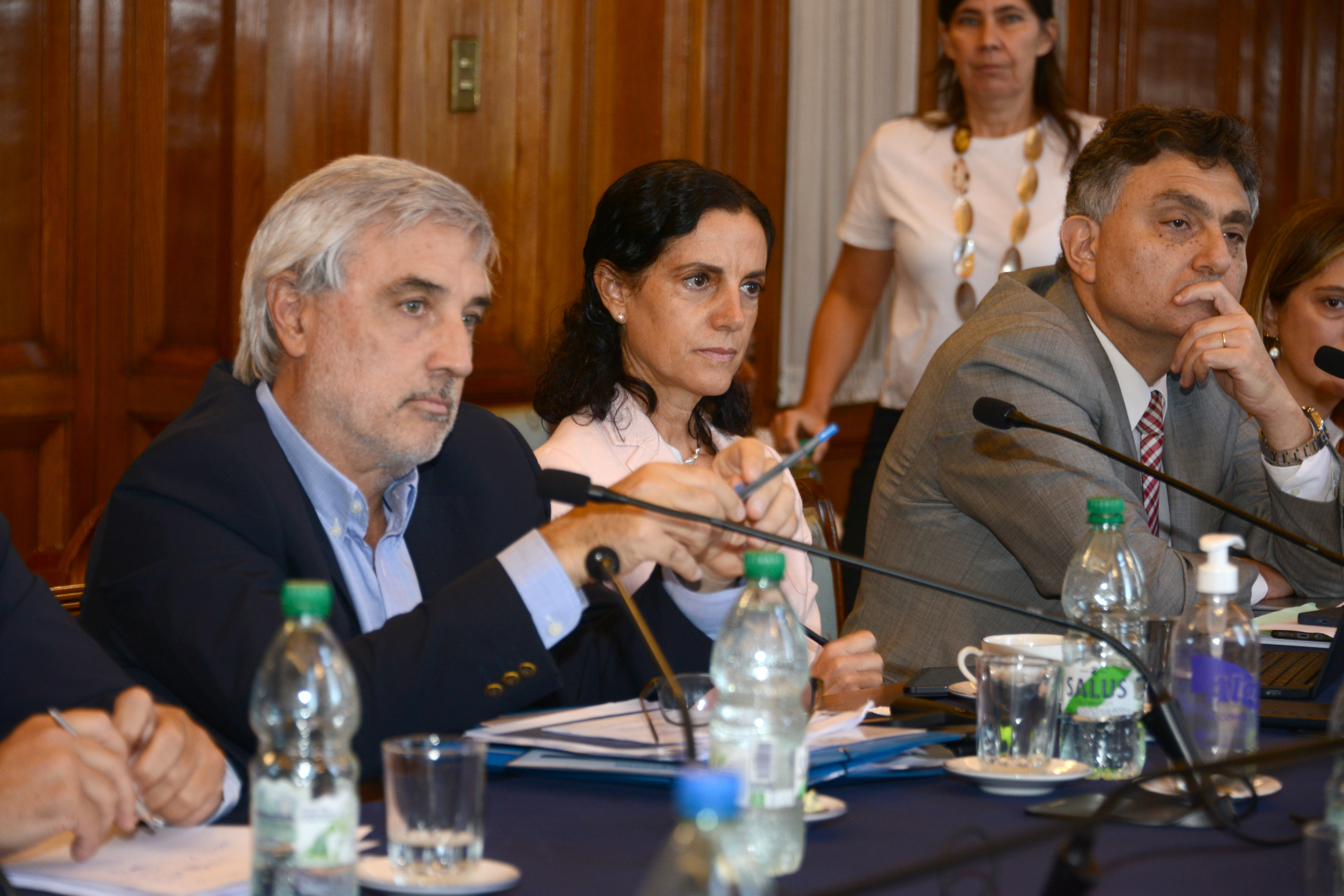 Imágenes de autoridades de Economía y Finanzas en el Parlamento