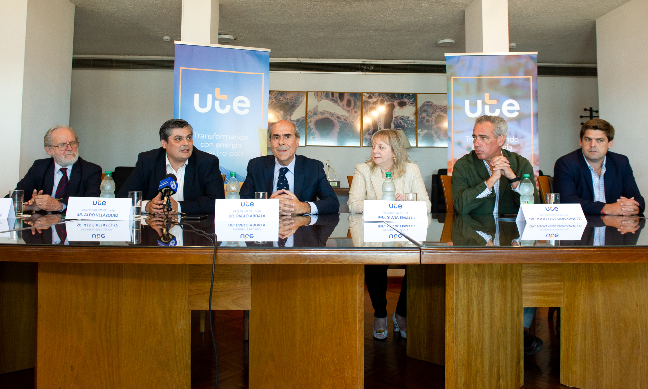 Imágenes de firma de convenio entre INAU y UTE