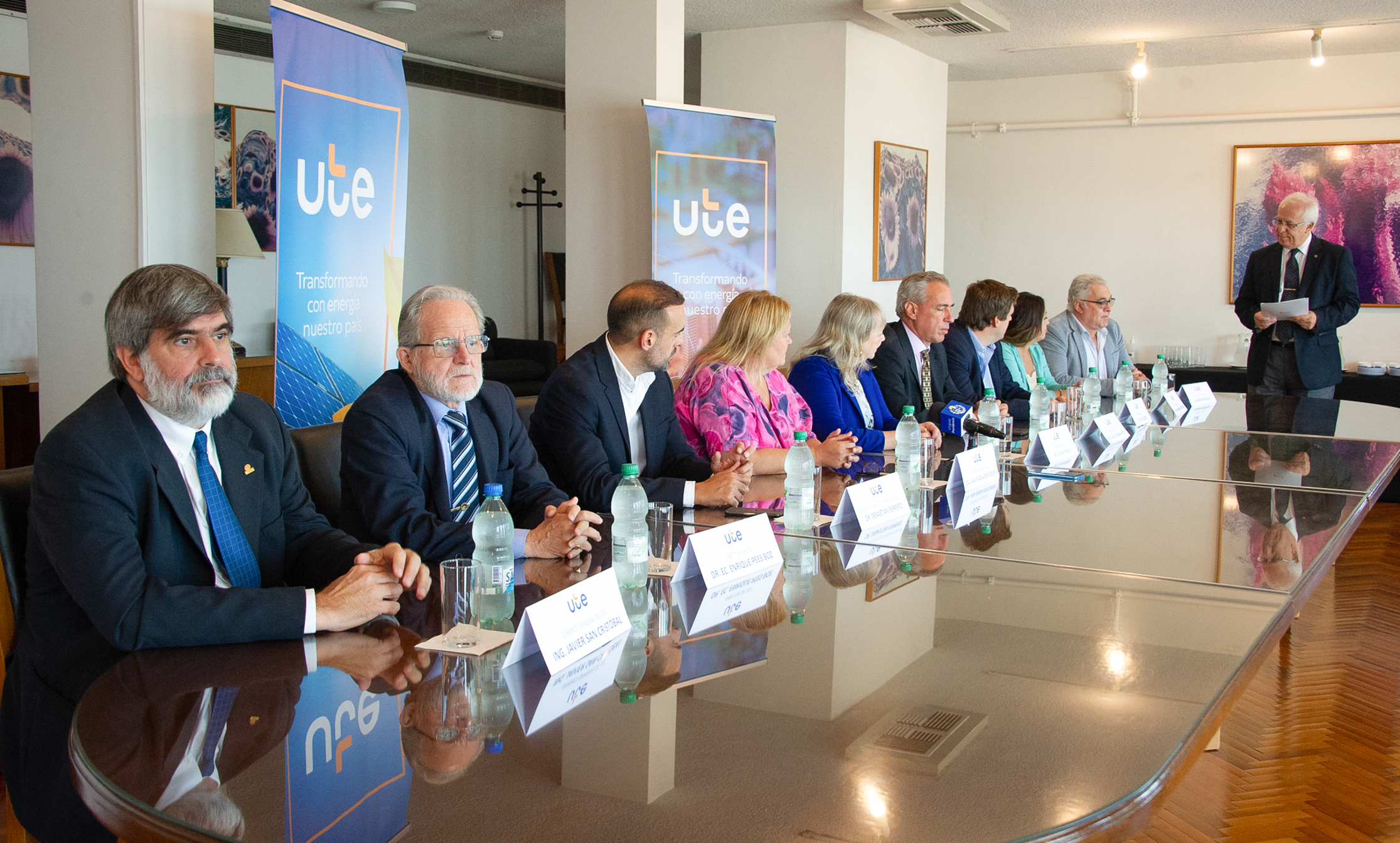 Imágenes de firma de convenio entre UTE e Intendencia de San José