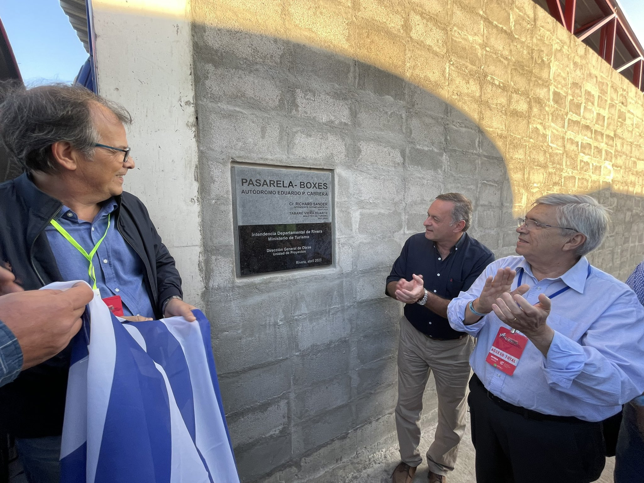 Delgado y Viera en inauguración de área de boxes del autódromo internacional Eduardo P. Cabrera, de Rivera