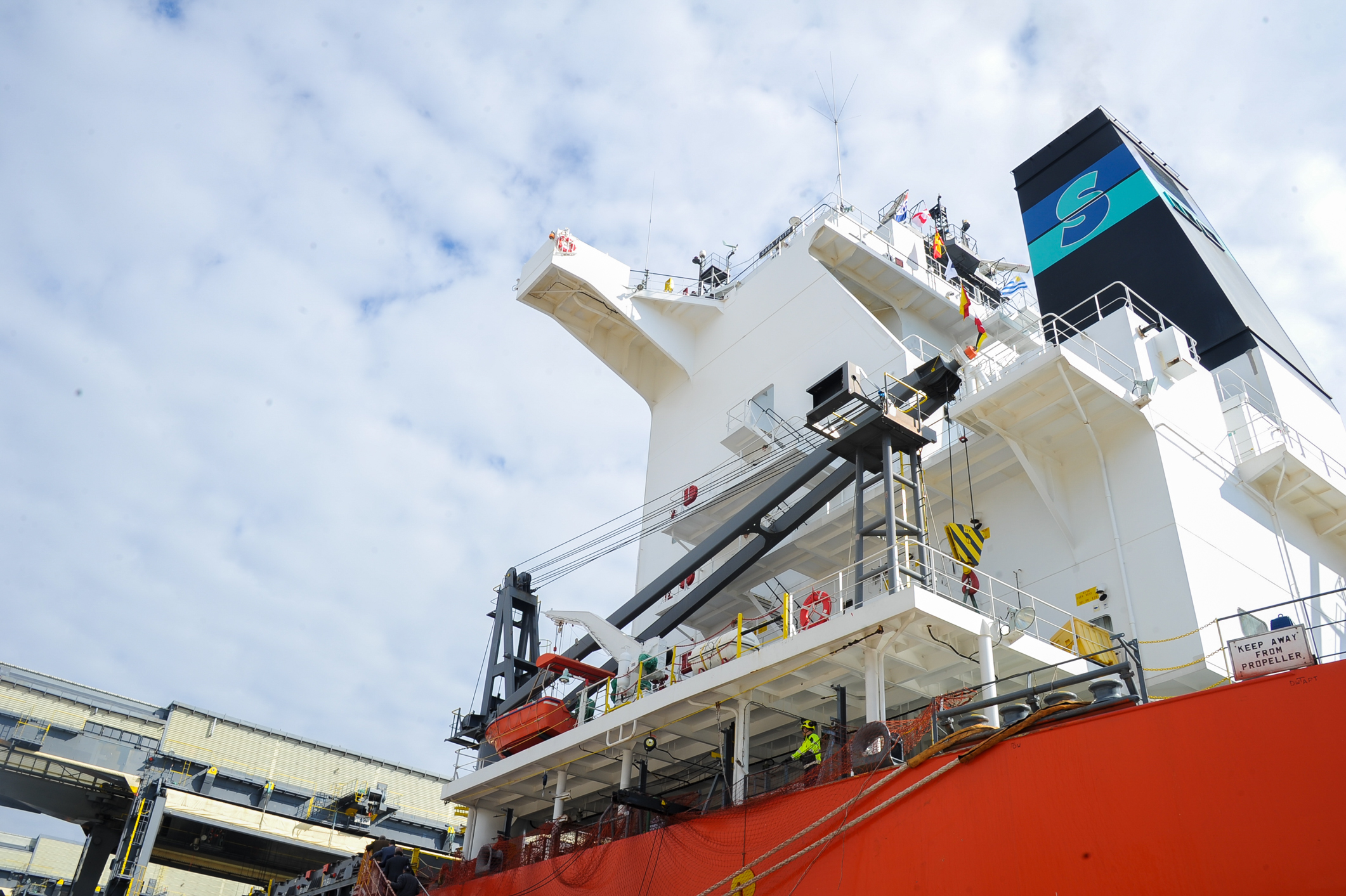 Imágenes del primer despacho de celulosa de UPM 2 a través del puerto de Montevideo
