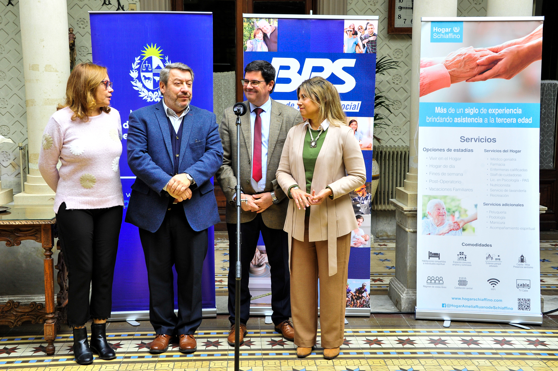 Imágenes de entrega de equipamiento eléctrico eficiente a hogares de adultos mayores.