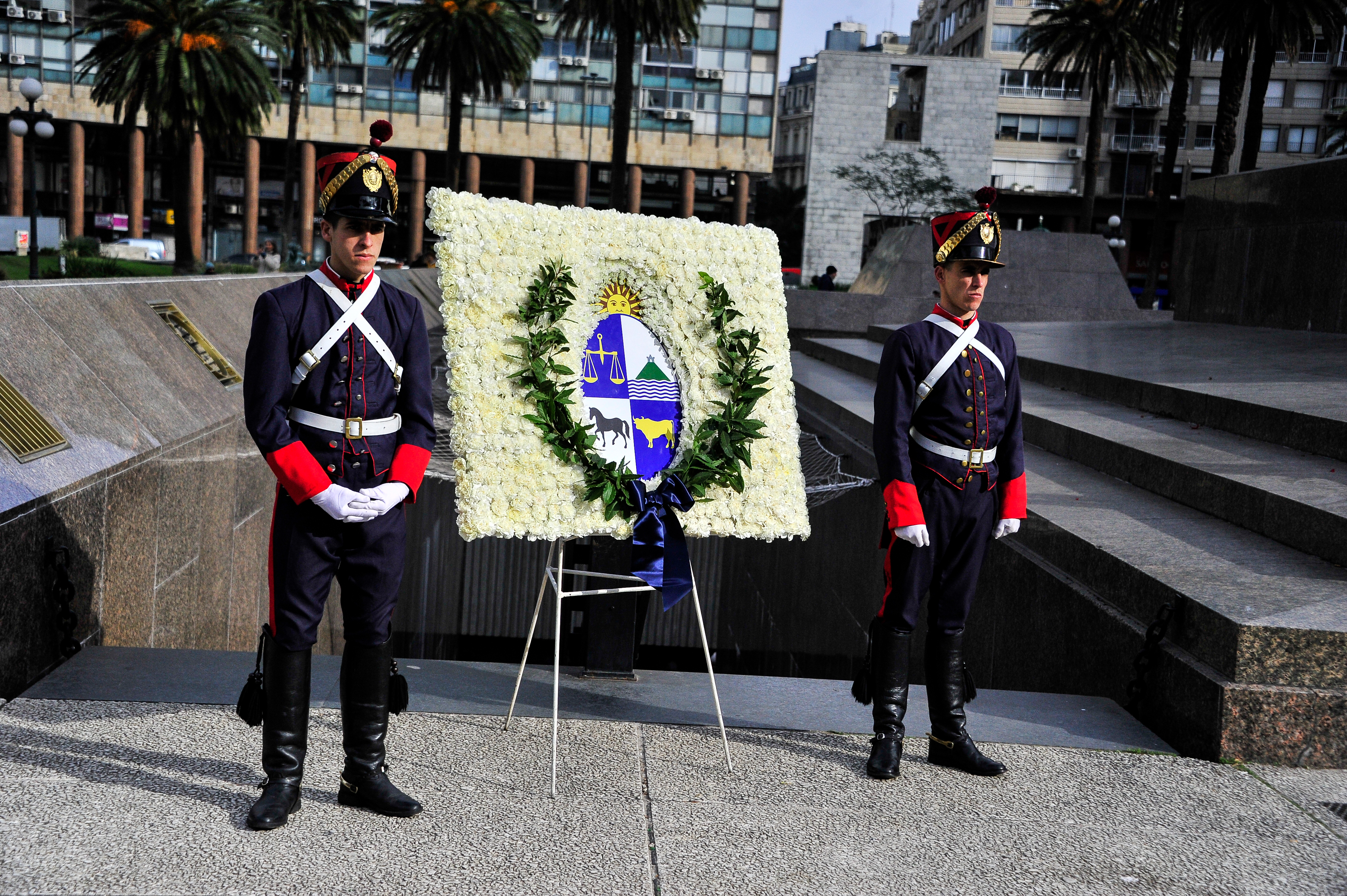Imágenes de Lacalle Pou el cual encabezó actos oficiales por el 259° aniversario del Natalicio de Artigas.