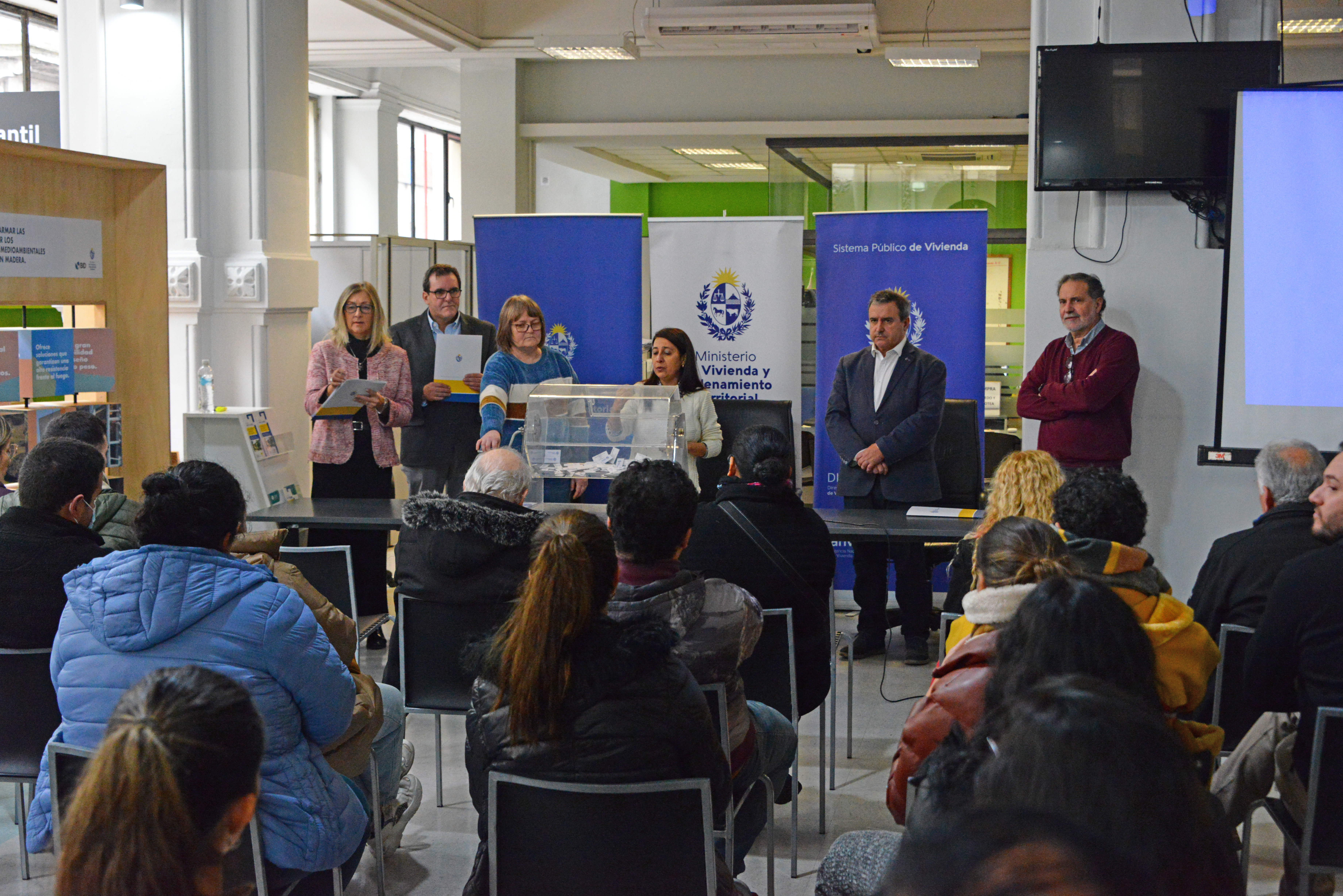 Imágenes del sorteo de viviendas en Montevideo