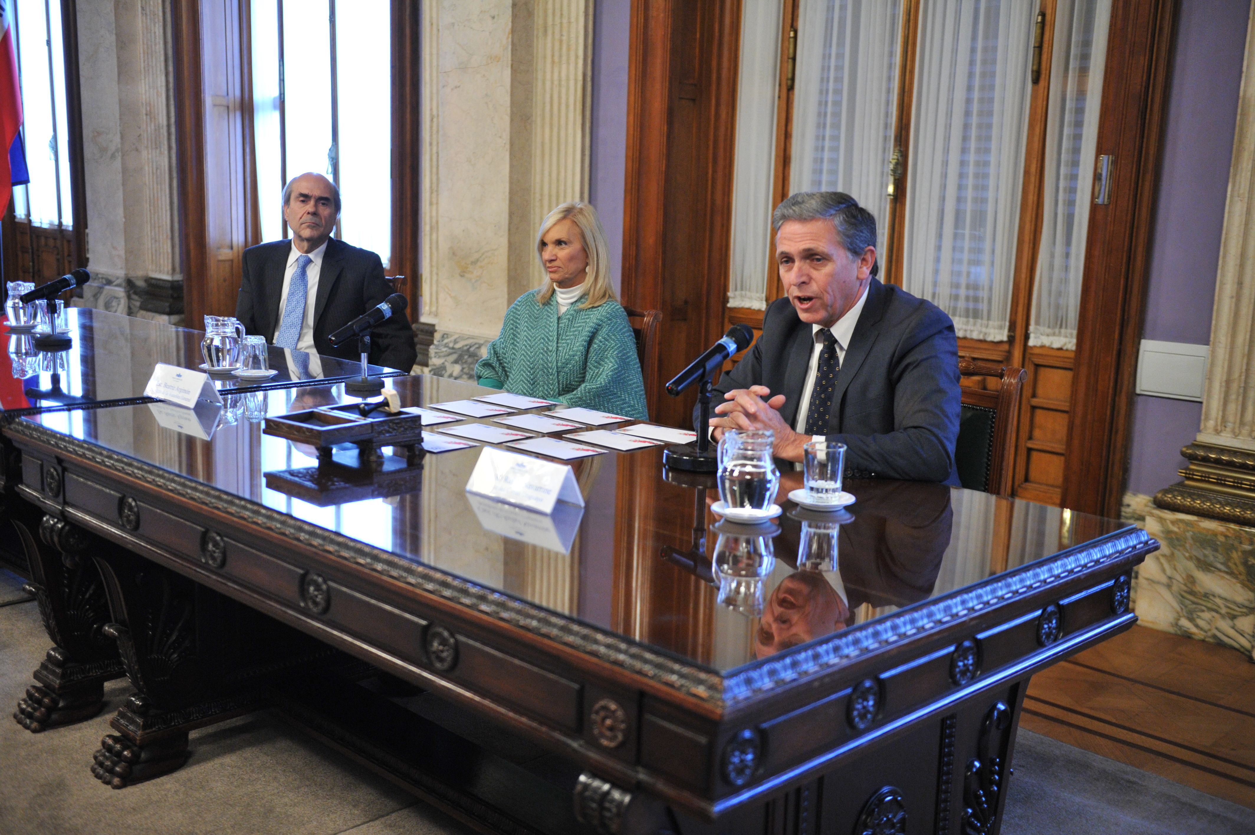 Imágenes de presentación de sello conmemorativo por 35.° aniversario de Plan CAIF
