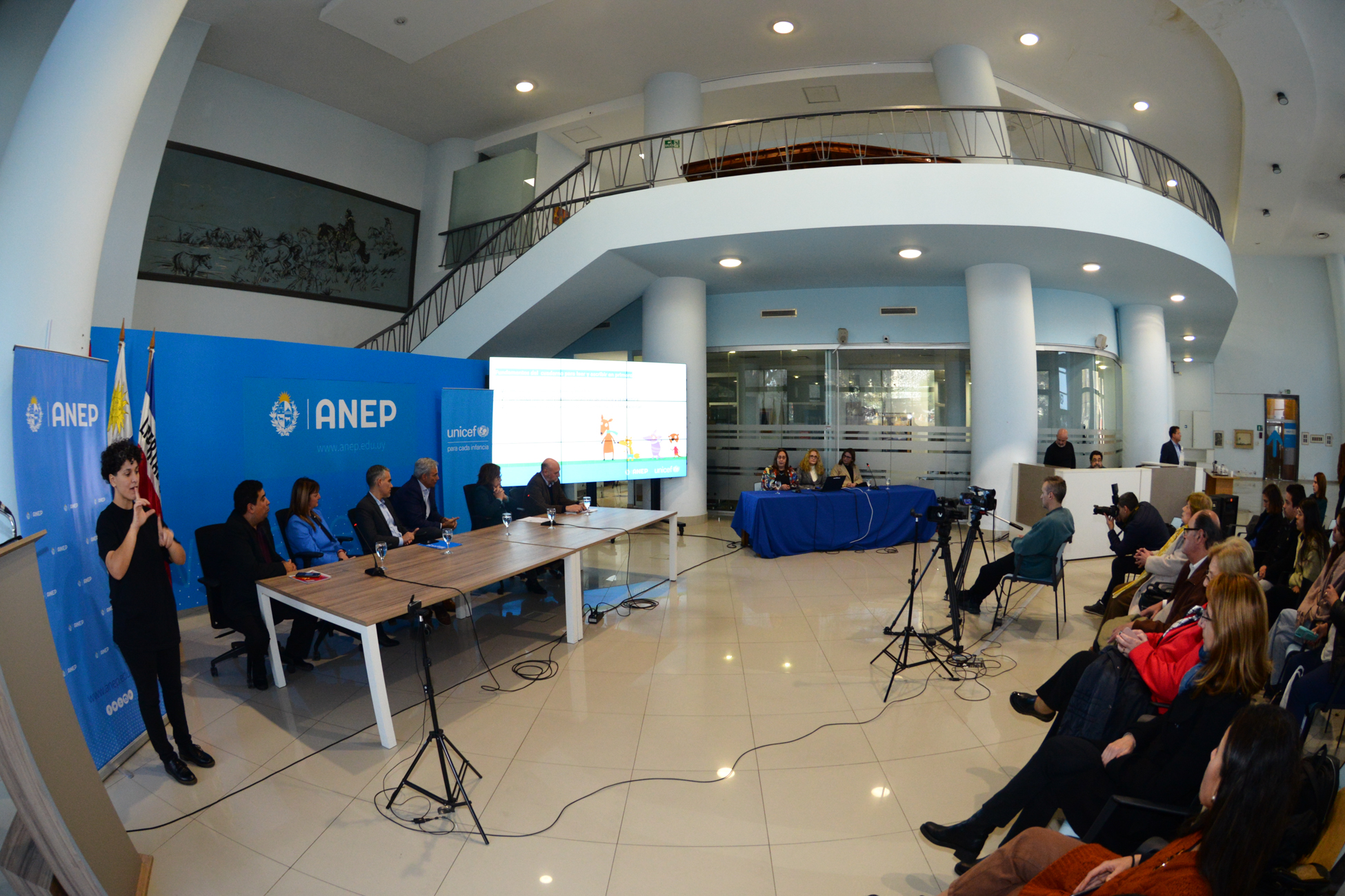 ANEP y Unicef presentaron versión digital de libro para primer año de Primaria