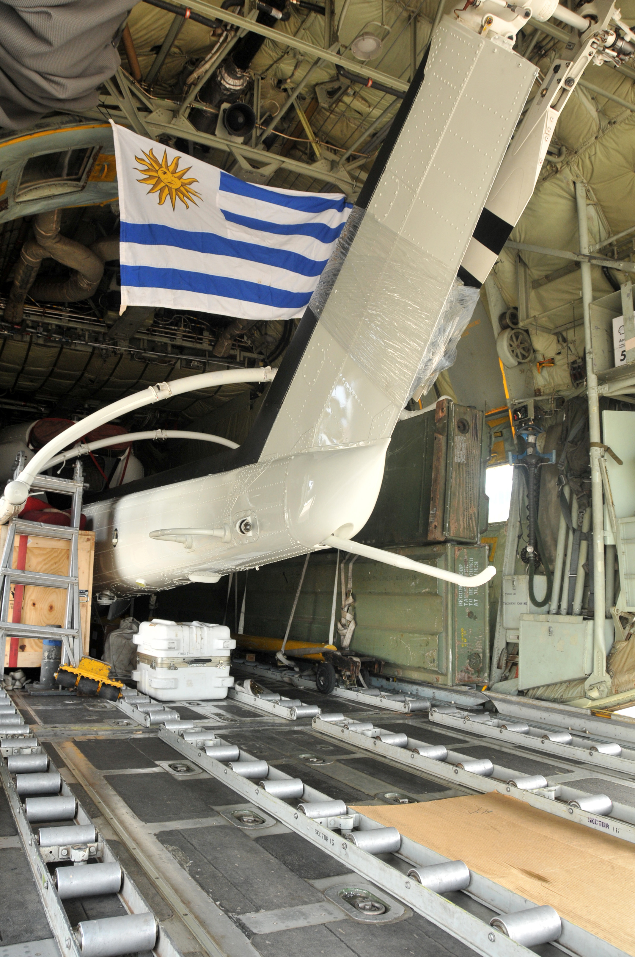 Helicóptero donado por Estados Unidos a Fuerza Aérea Uruguaya