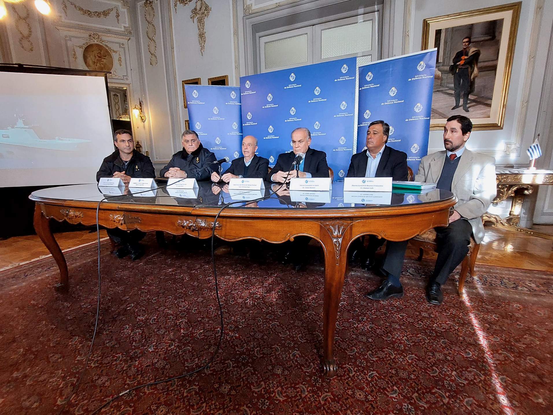 Conferencia del ministro de Defensa Nacional, Javier García.
