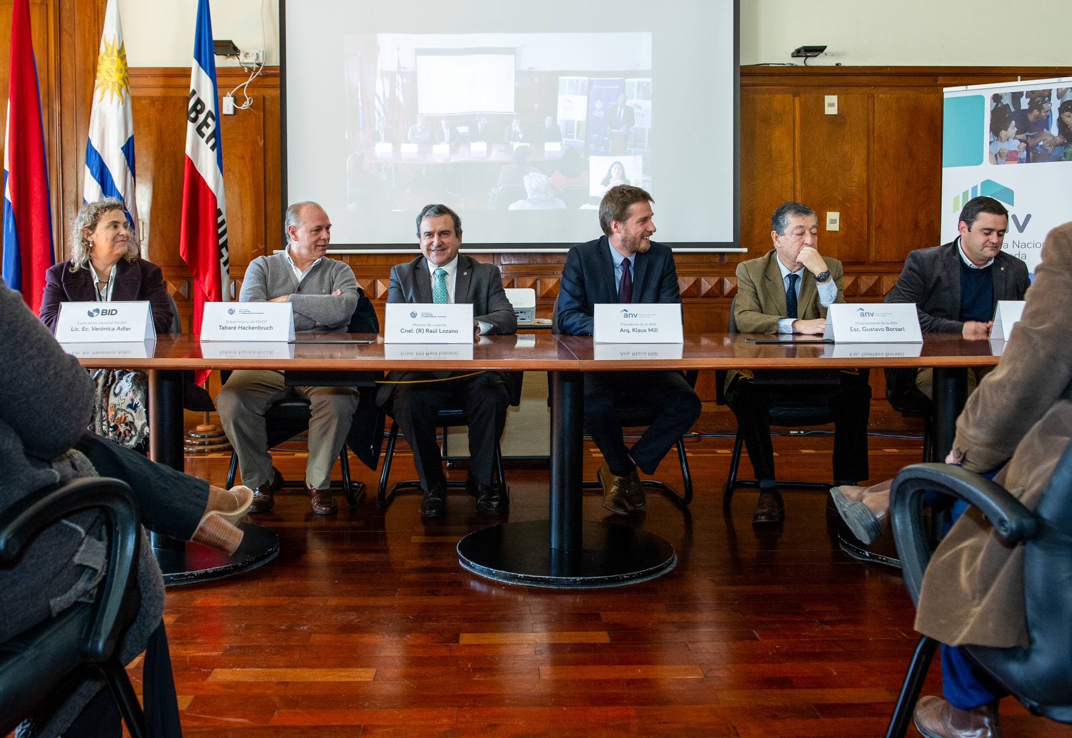 Premiación de construcción de vivienda social en madera.