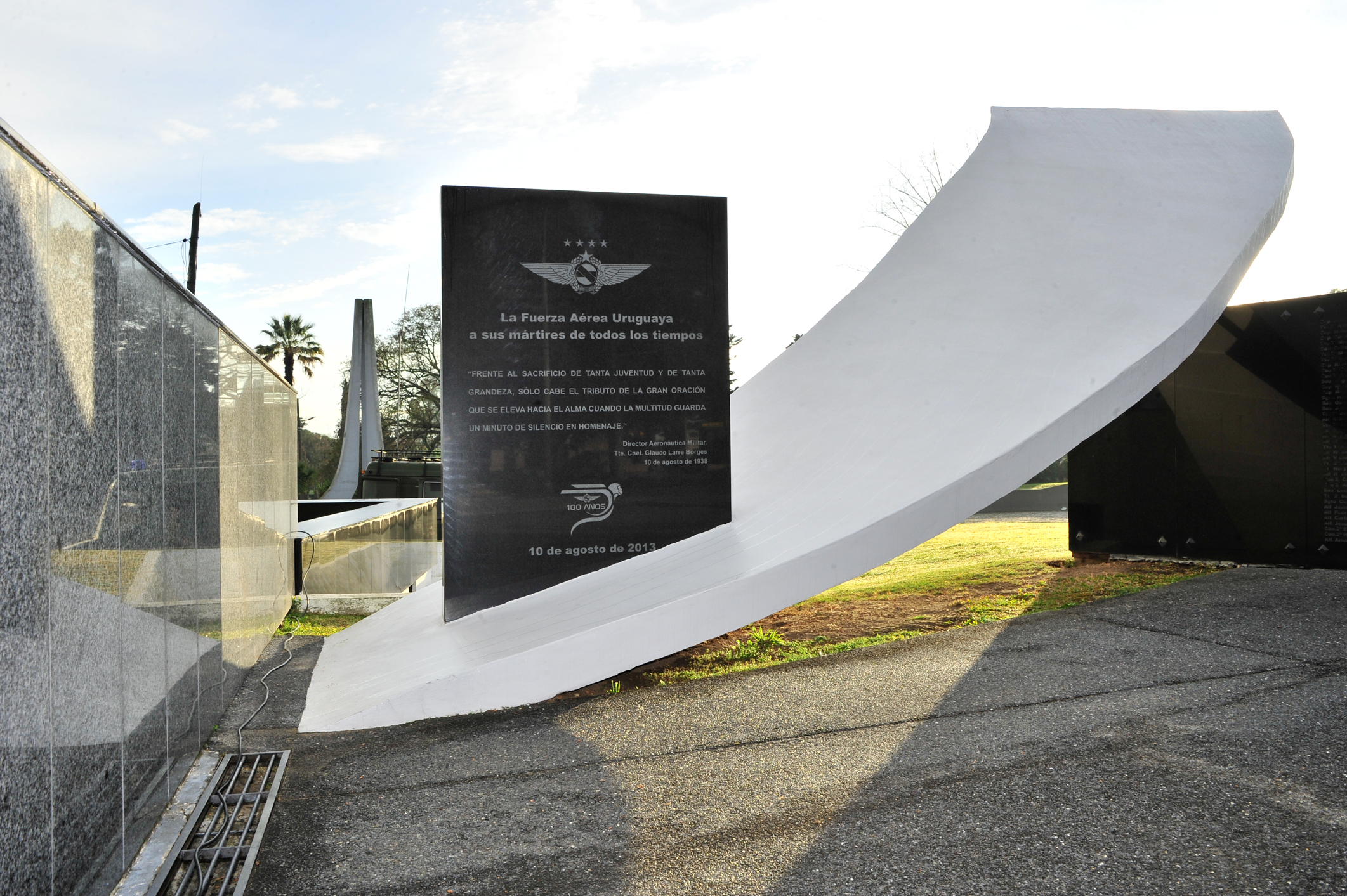 Lacalle Pou encabezó acto por el 105.° Día de los Mártires de la Aviación Militar