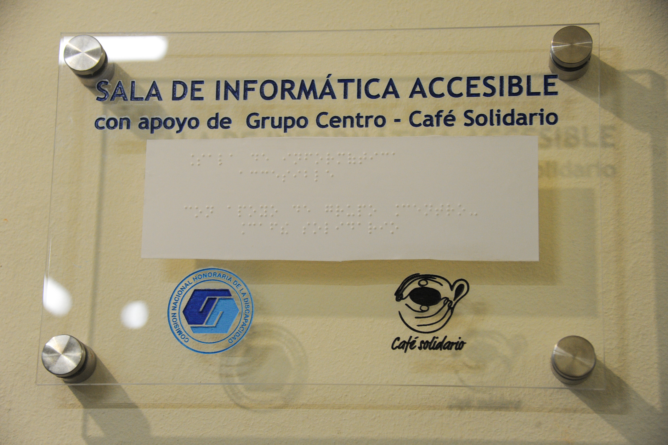 Mides inauguró sala de informática accesible para personas con discapacidad.