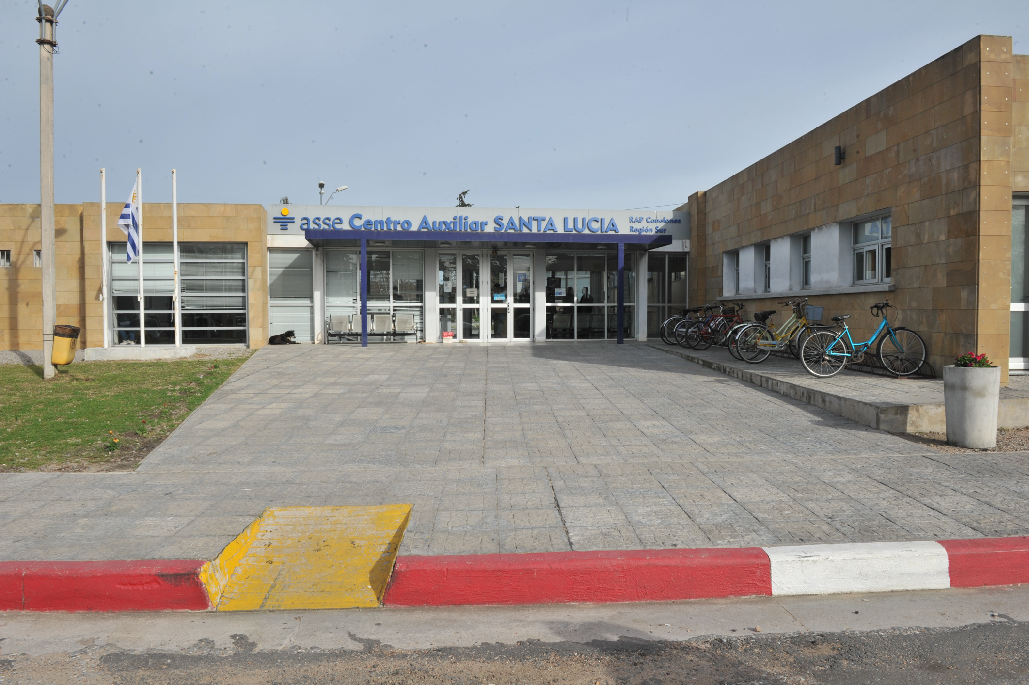Centro Auxiliar de ASSE en Santa Lucía cuenta con nueva ambulancia y minibús