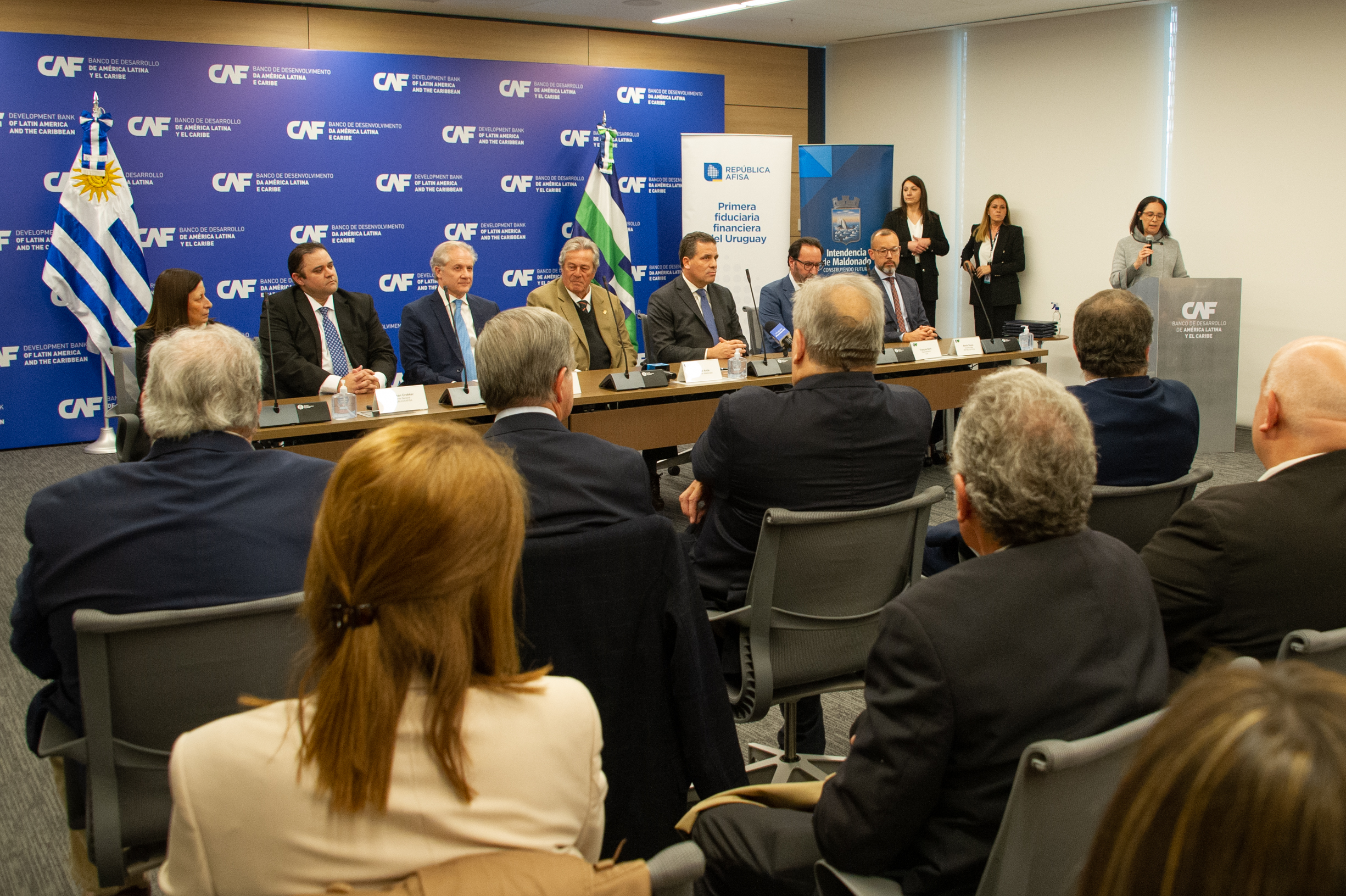 Firma de préstamo entre CAF y BROU.