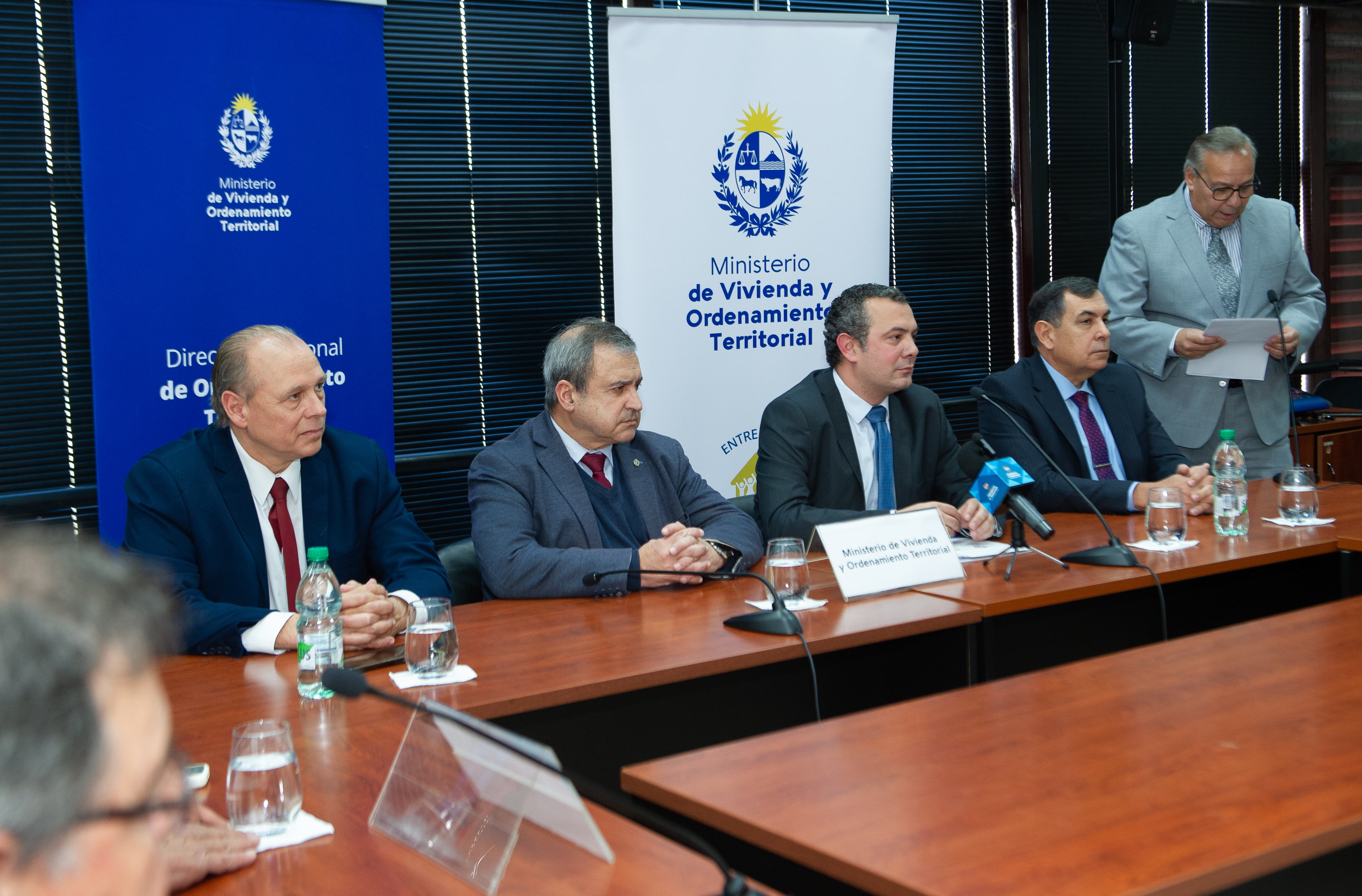 Firma de convenios entre intendencias y el MVOT.