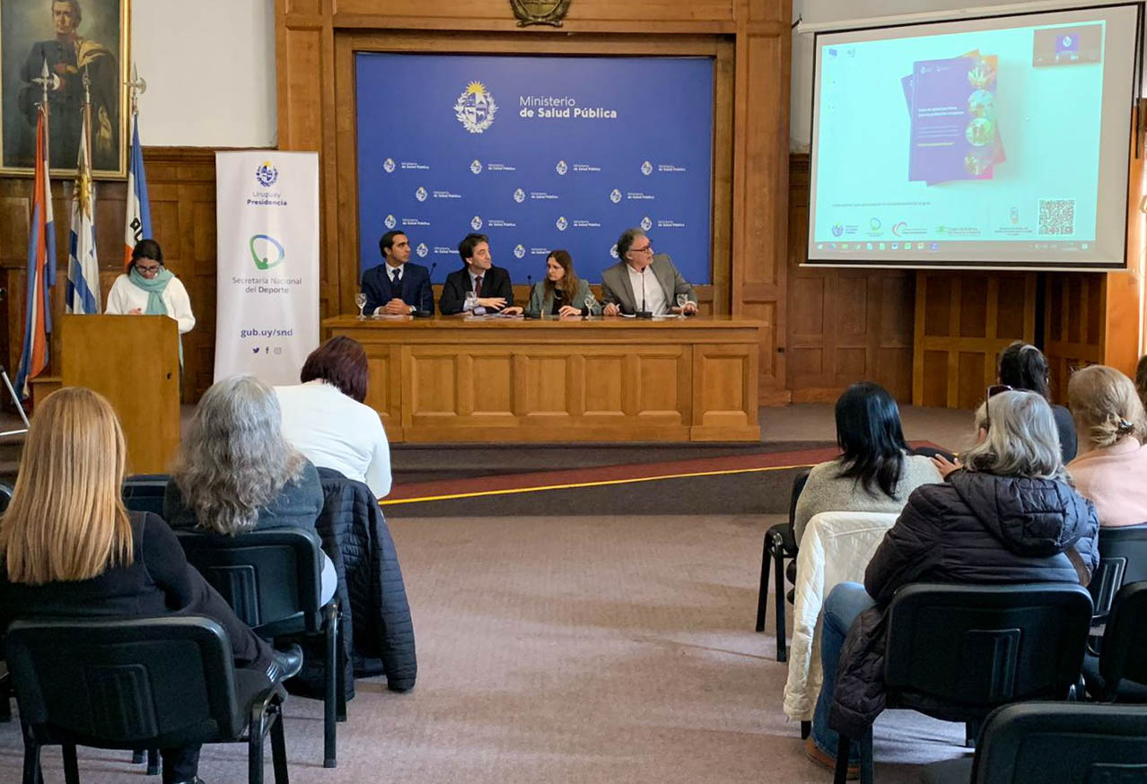 Imágenes del lanzamiento de una guía de actividad física del MSP