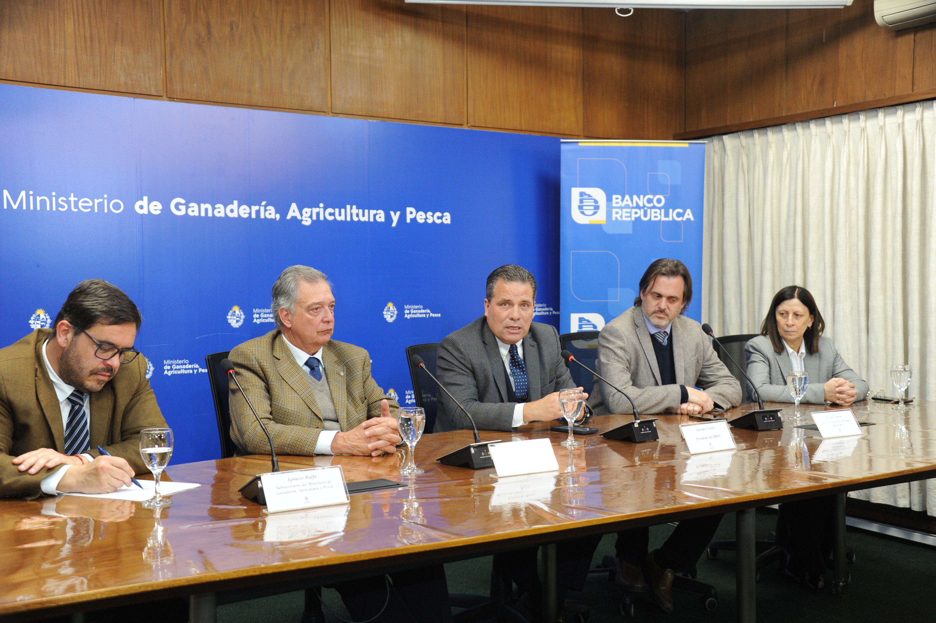 Imágenes de firma de acuerdo entre MGAP y BROU